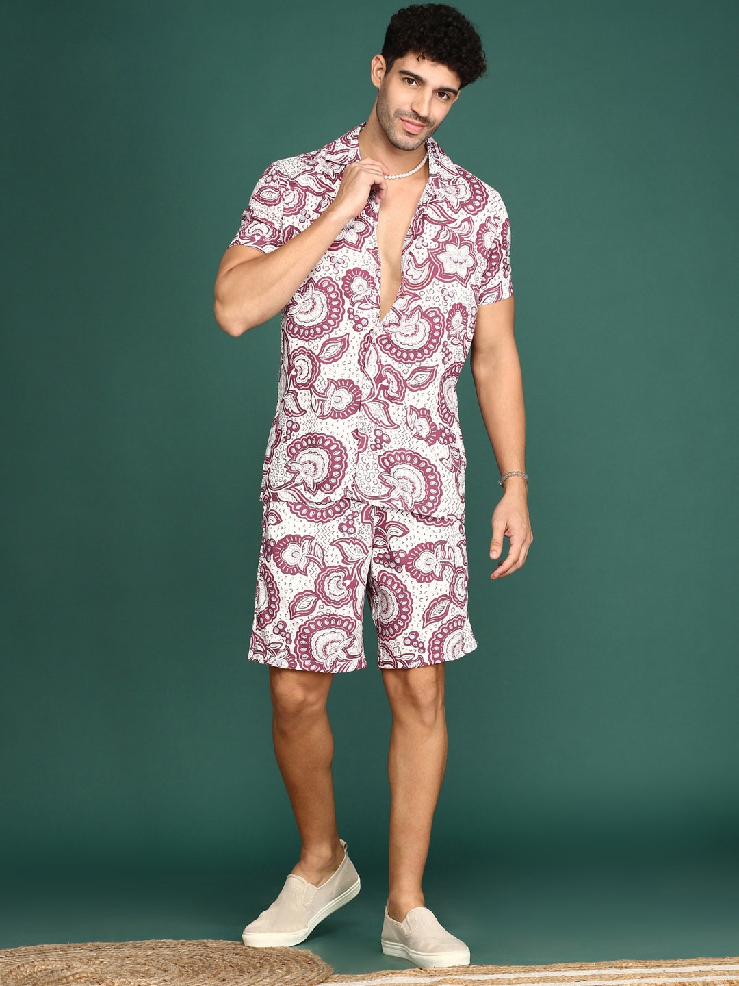 

Sangria Printed Shirt With Shorts Co-Ords, White