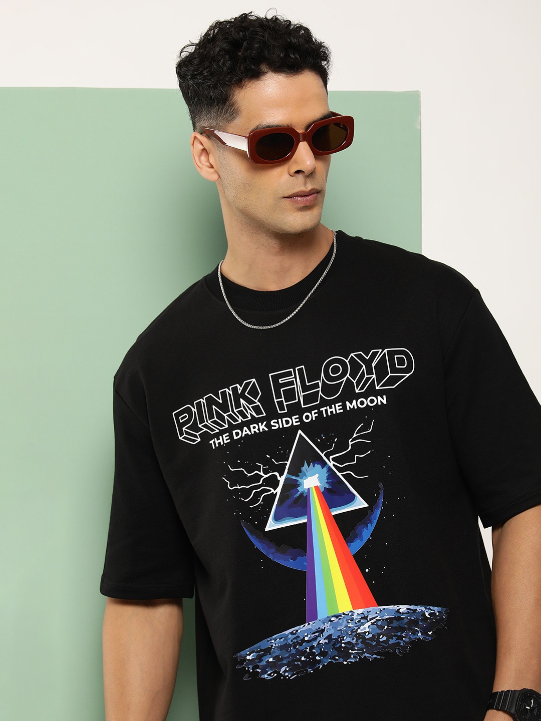 

HOPEPUNK Men Pink Floyd Printed Oversized Drop-Shoulder Sleeves T-shirt, Black