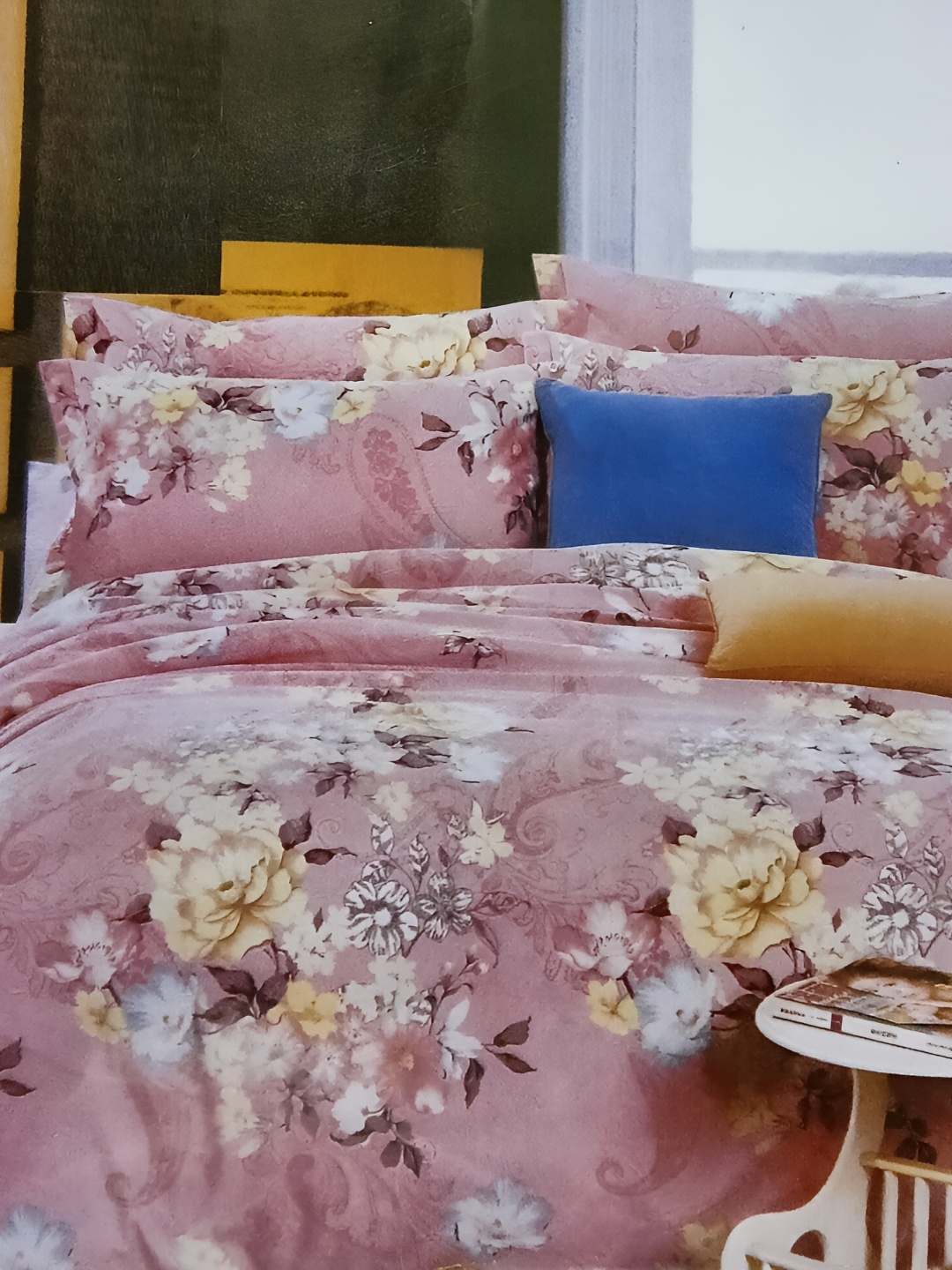 

Signature White & Pink Floral 144 TC Queen Bedsheet with 2 Pillow Covers