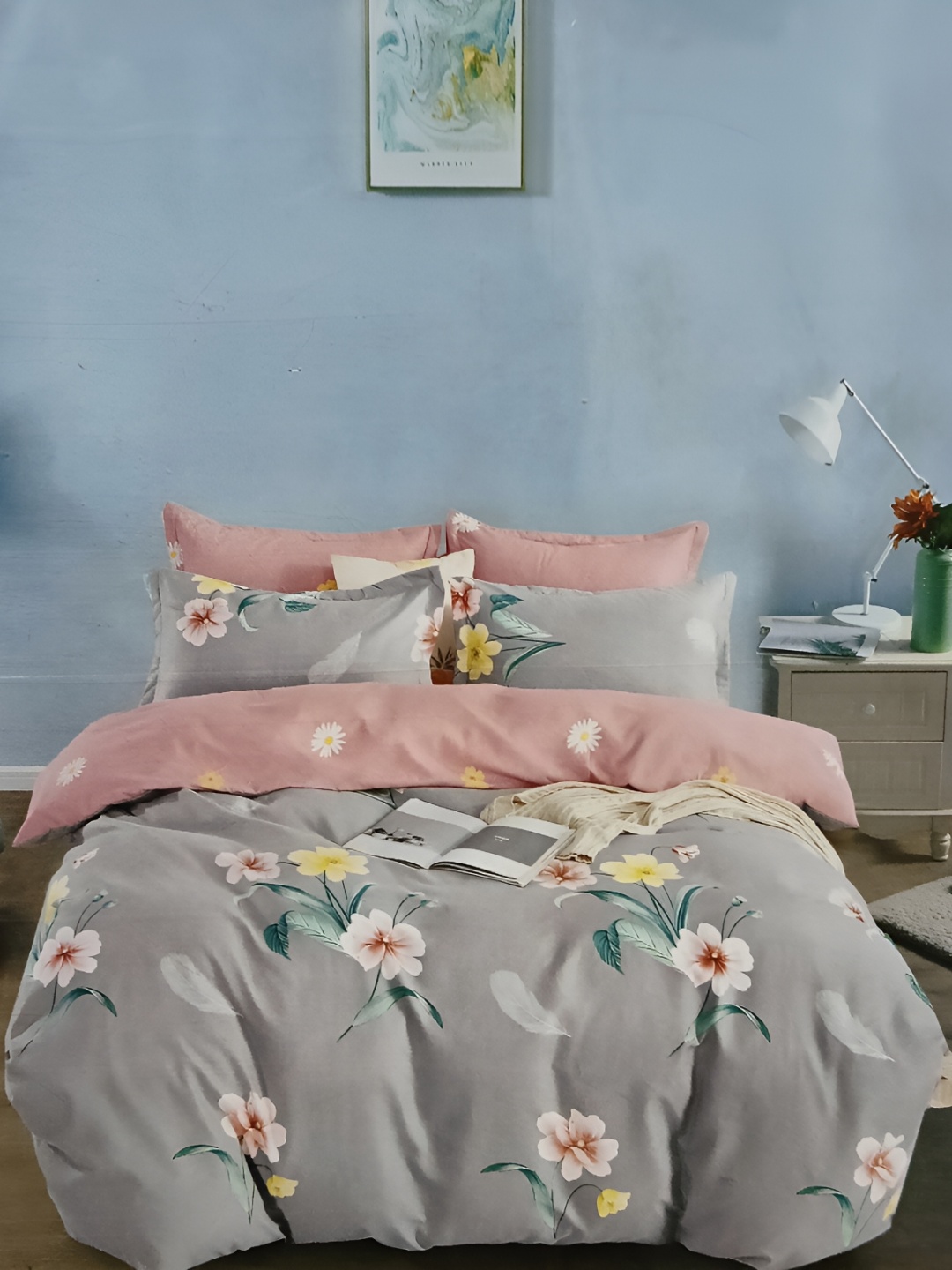 

Signature Grey & White Floral 144 TC Queen Bedsheet with 2 Pillow Covers