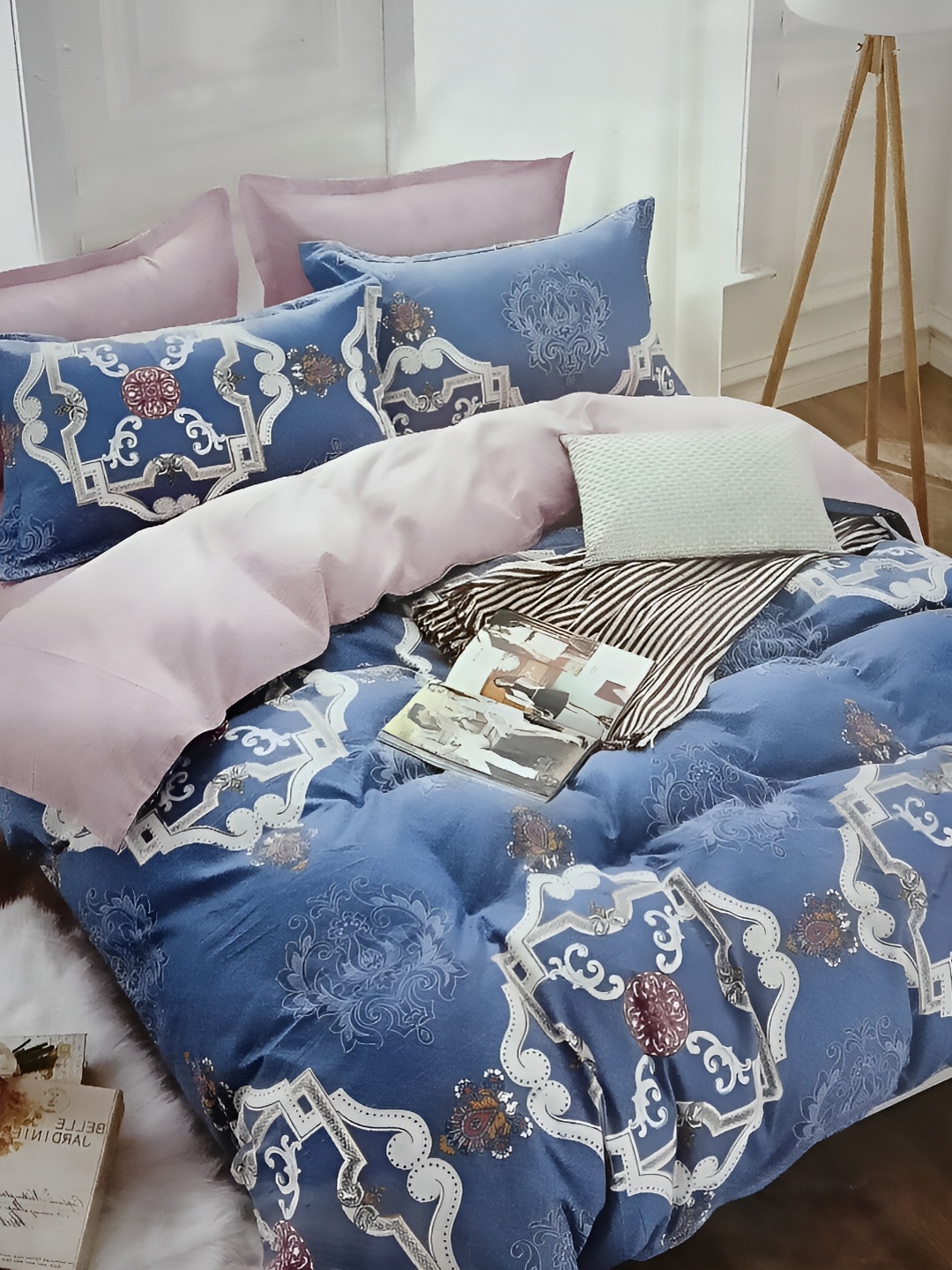 

Signature Blue & White Floral 144 TC Queen Bedsheet with 2 Pillow Covers