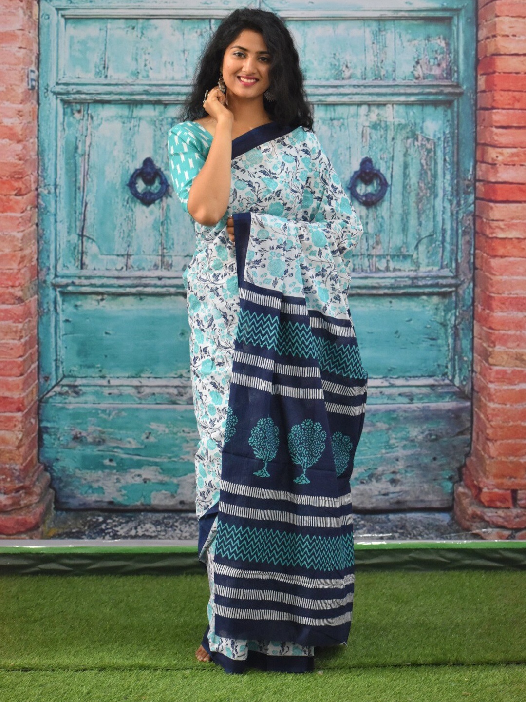 

TROPWEAR Floral Printed Pure Cotton Block Print Saree, White