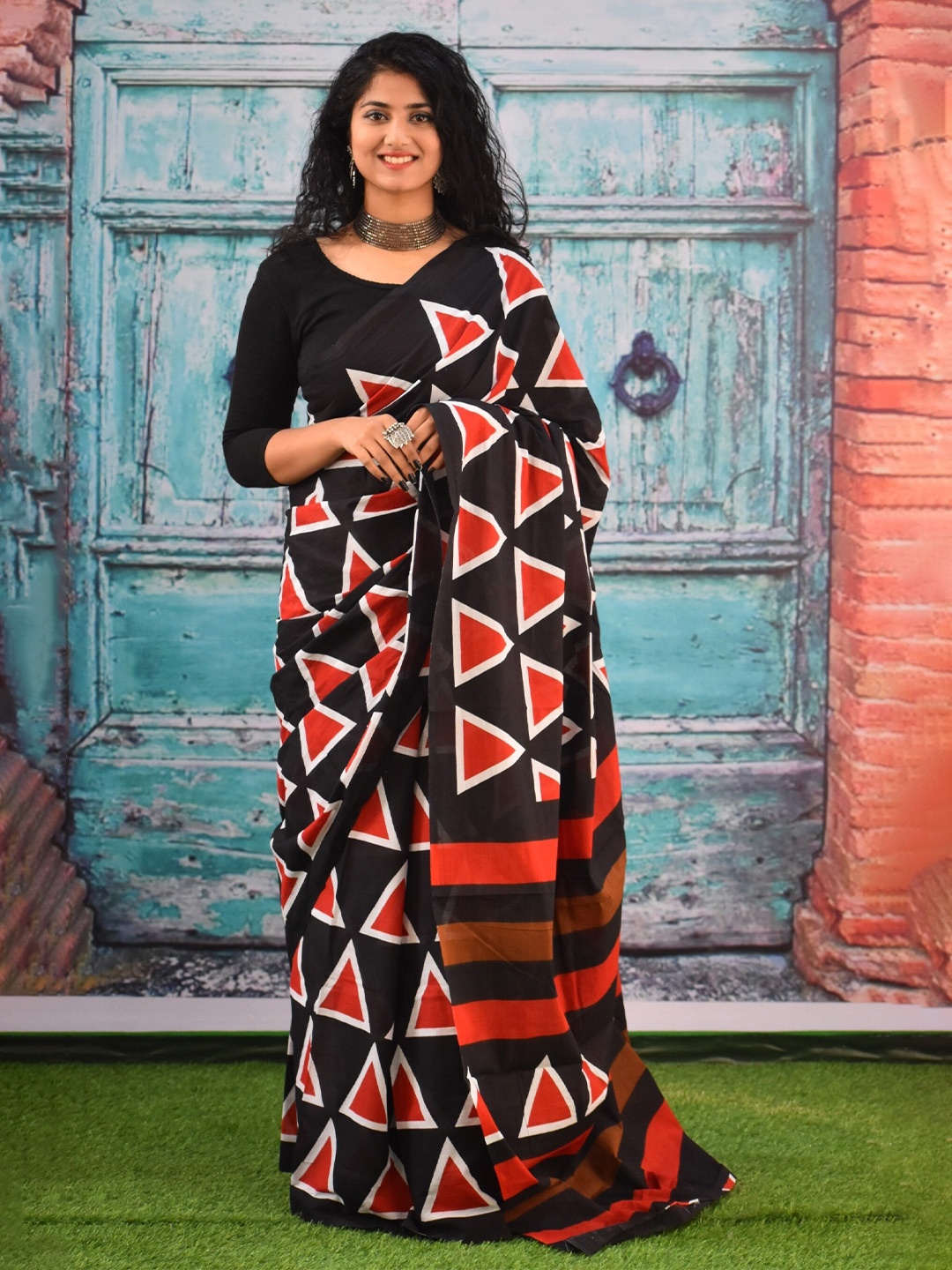 

TROPWEAR Ajrak Block Pure Cotton Block Printed Saree, Black