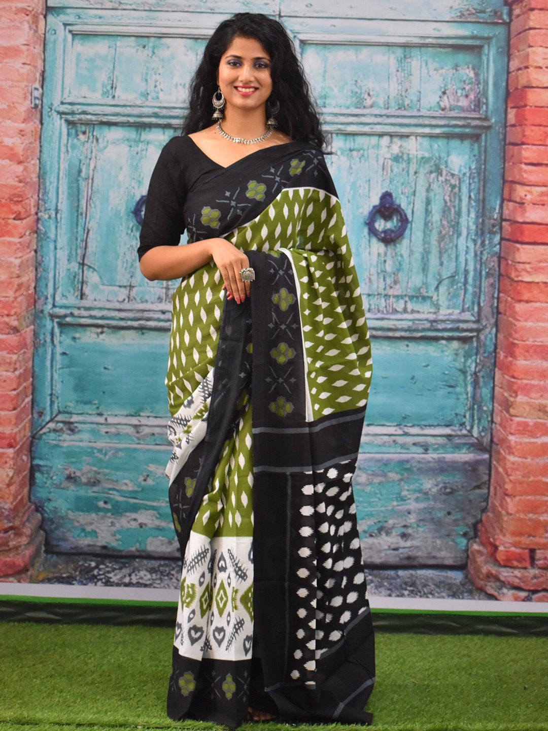 

TROPWEAR Ethnic Motifs Pure Cotton Print Saree, Green