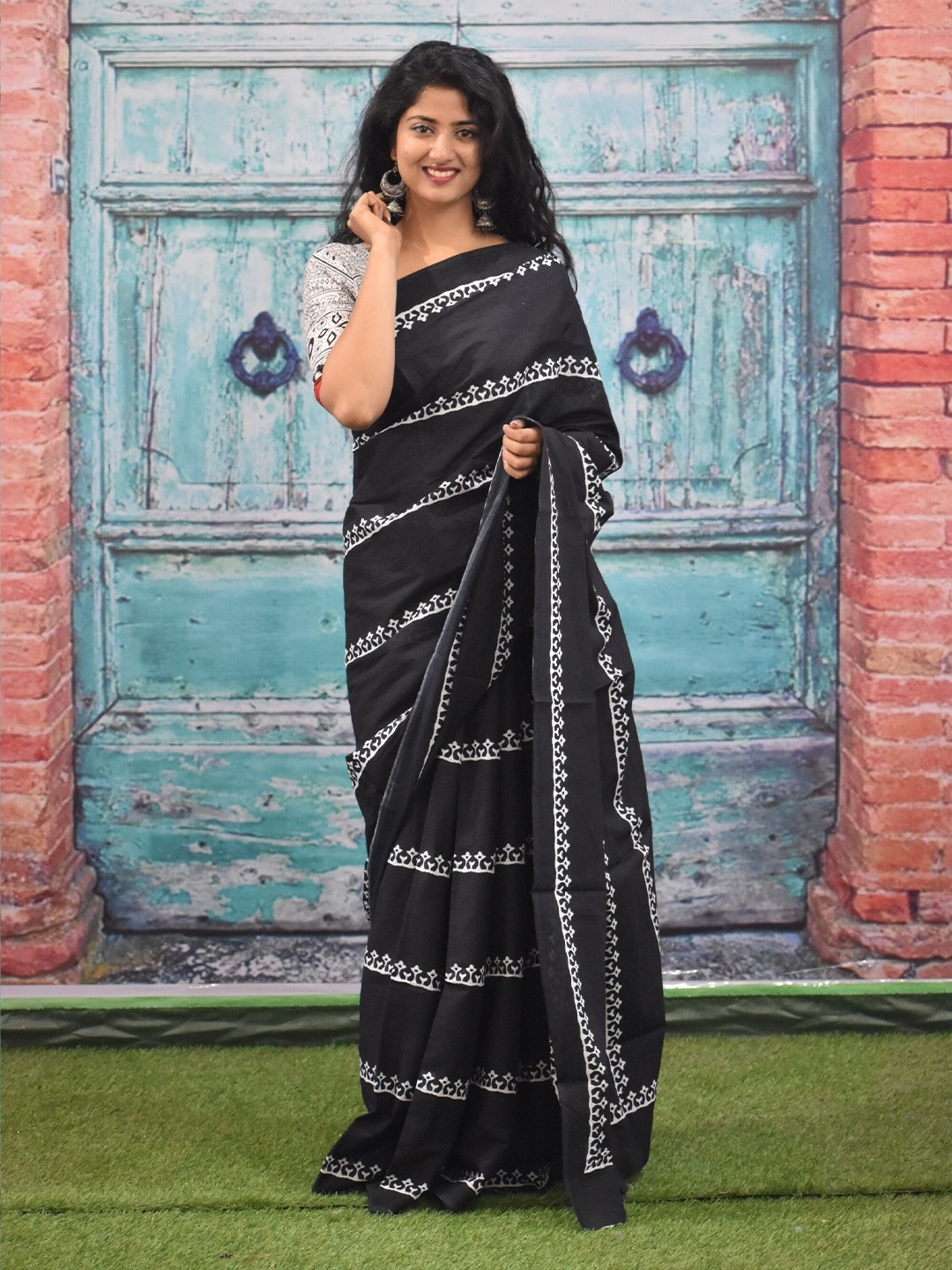 

TROPWEAR Floral Printed Pure Cotton Block Print Saree, Black