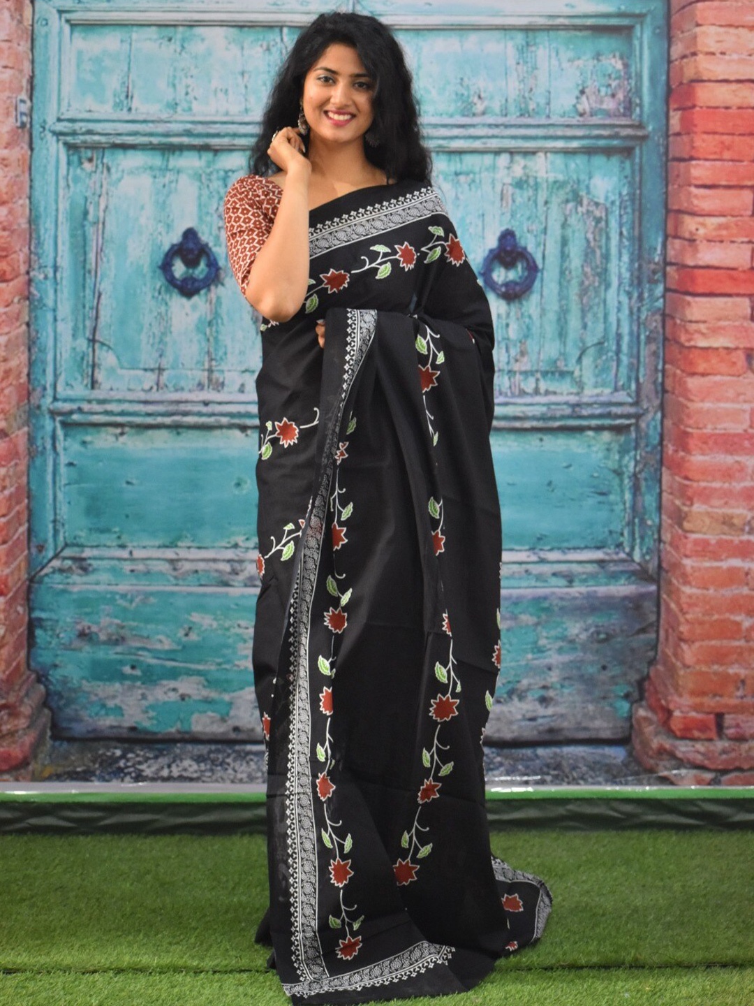 

TROPWEAR Ethnic Motifs Block Printed Mulmul Cotton Ikat Saree, Black