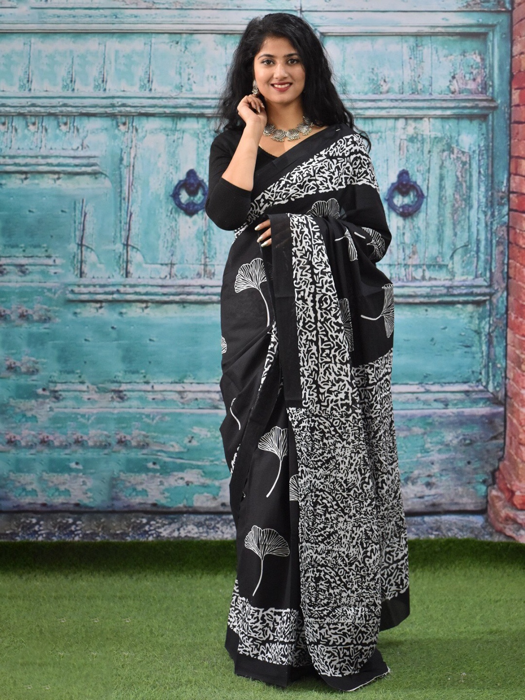 

TROPWEAR Ethnic Motifs Block Printed Mulmul Cotton Ikat Saree, Black