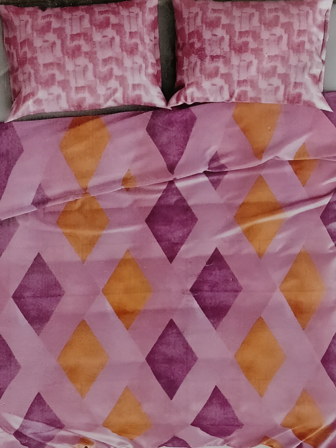 

Signature Pink & Yellow Geometric 160 TC Queen Bedsheet with 2 Pillow Covers