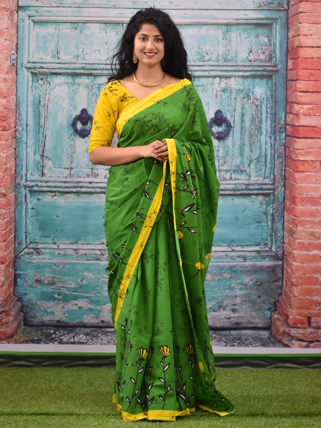 

TROPWEAR Ajrak Block Printed Pure Cotton Block Print Saree, Green