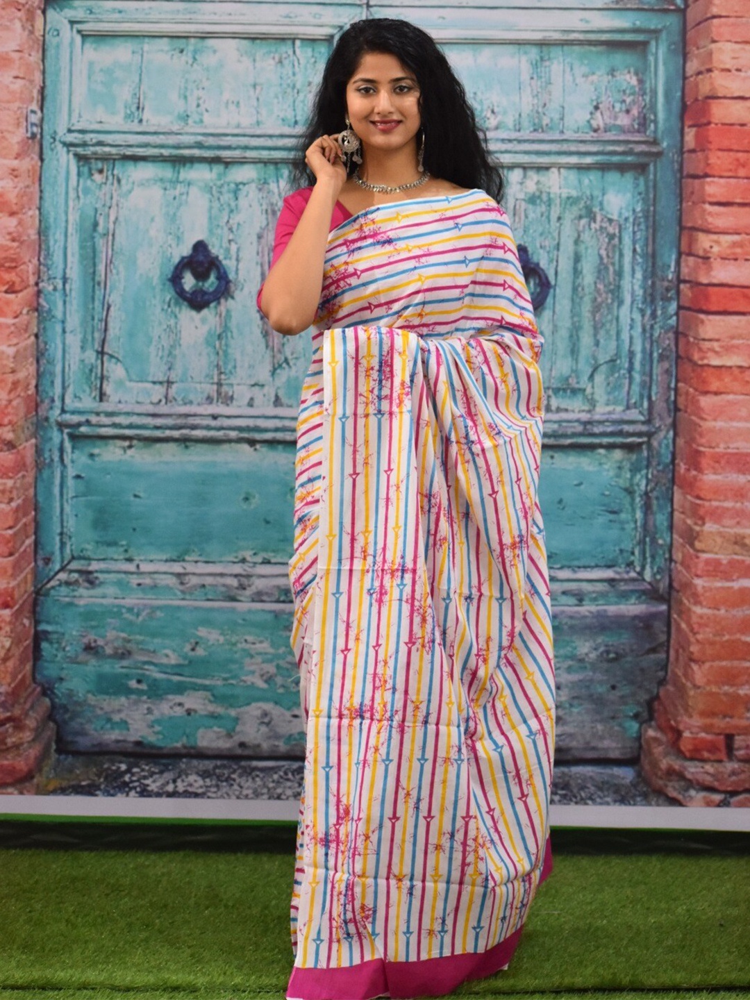 

TROPWEAR Block Striped Mulmul Cotton Ikat Saree, White
