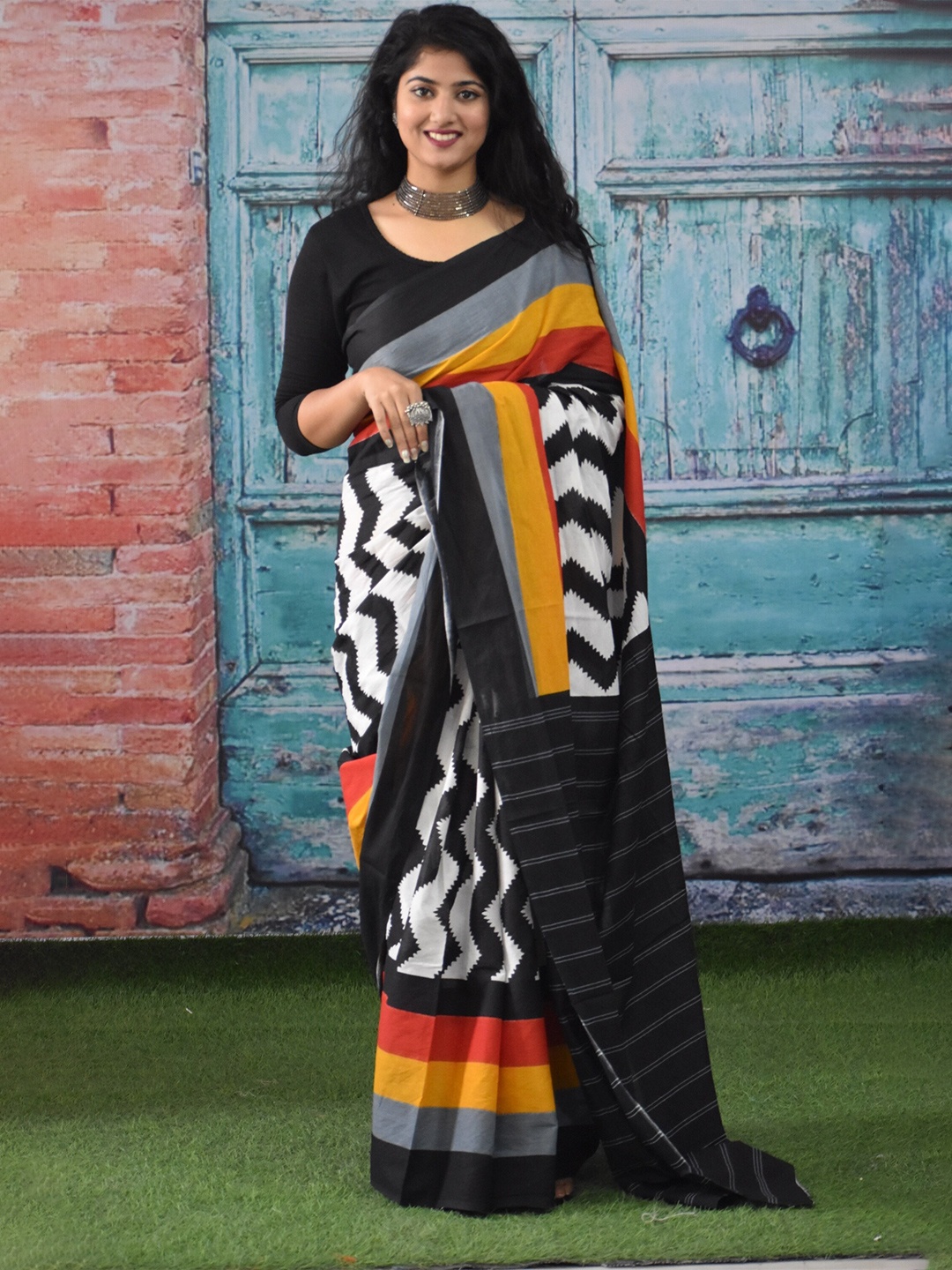 

TROPWEAR Pure Cotton Block Print Saree, Black
