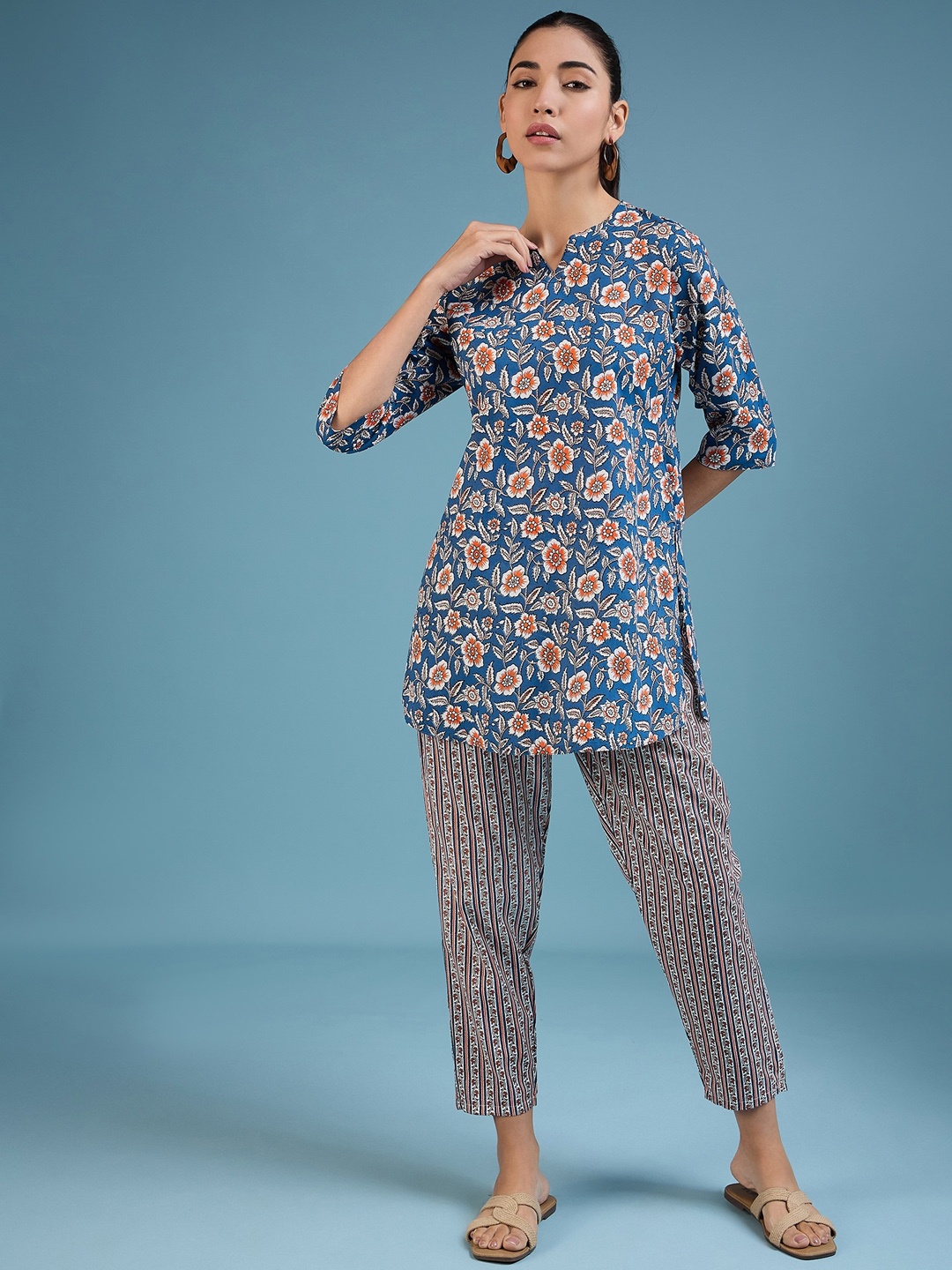 

DressBerry Blue Floral Printed Kurti With Trousers