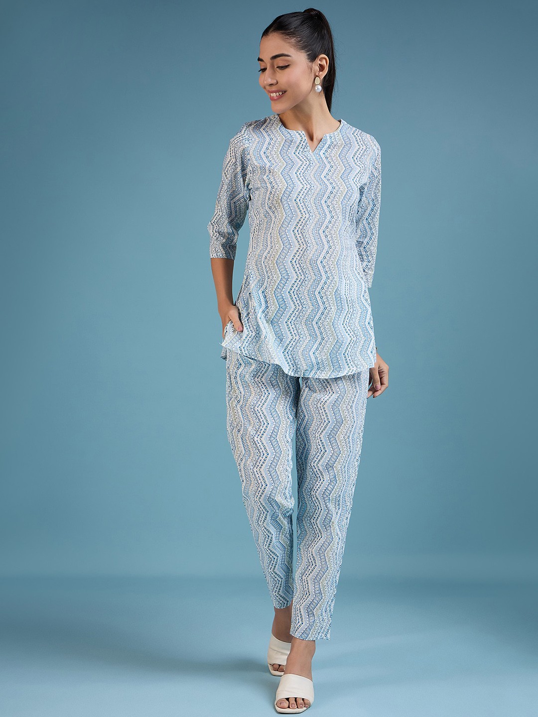 

DressBerry White & Blue Geometric Printed Kurti With Trousers