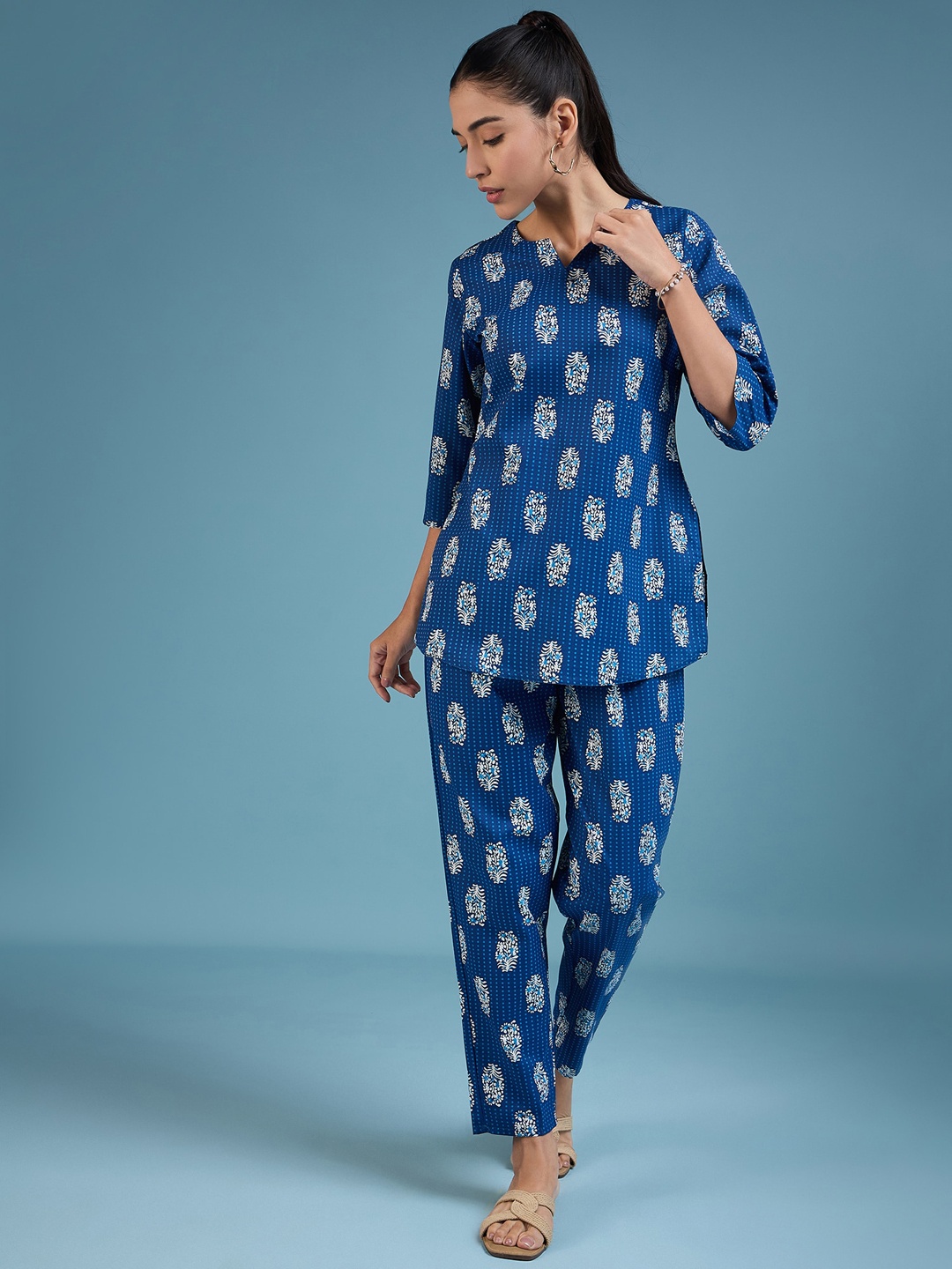 

DressBerry Blue Floral Printed Kurti With Trousers