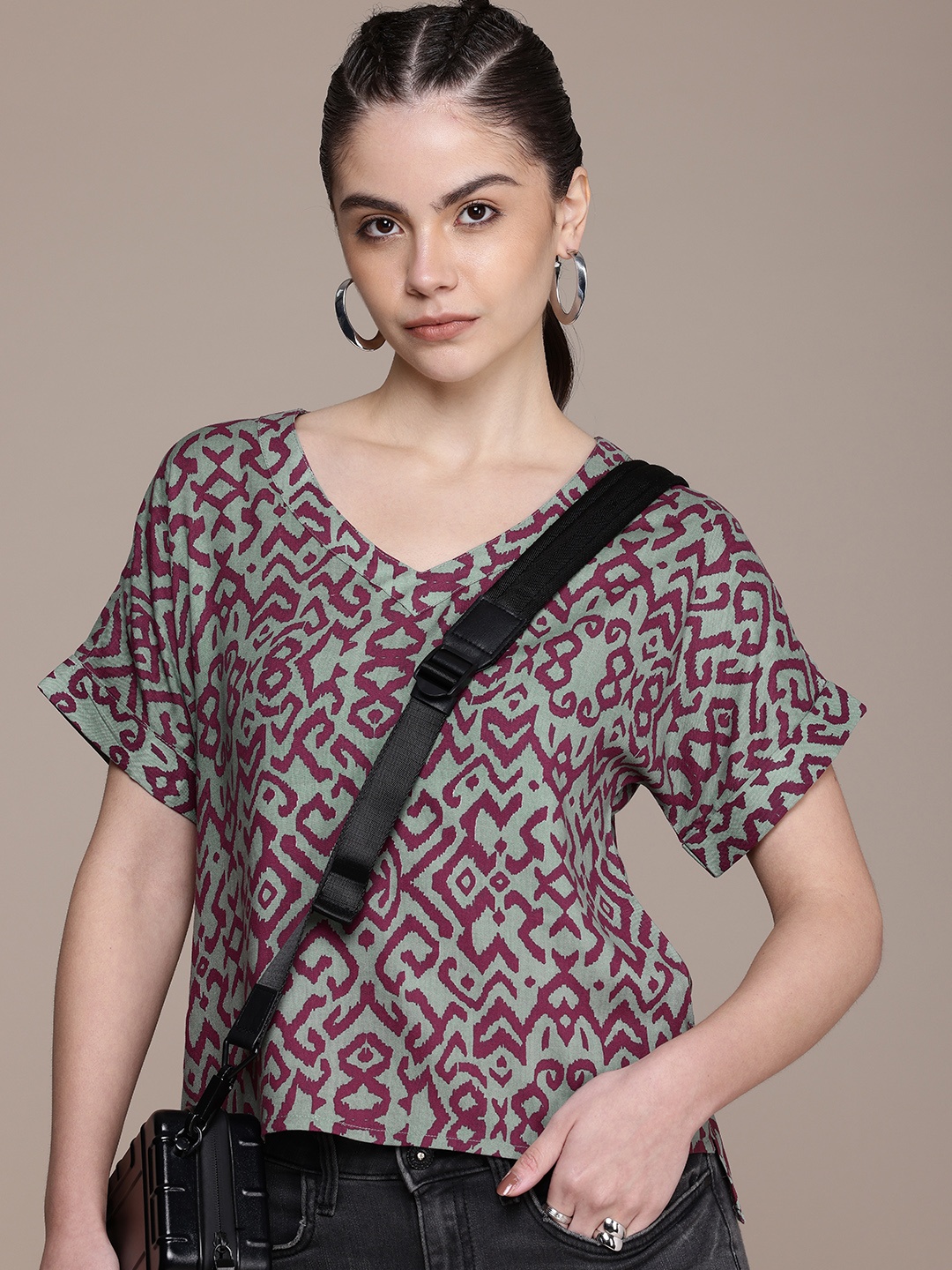 

The Roadster Life Co. V-Neck Abstract Printed Extended Sleeves Top, Sea green