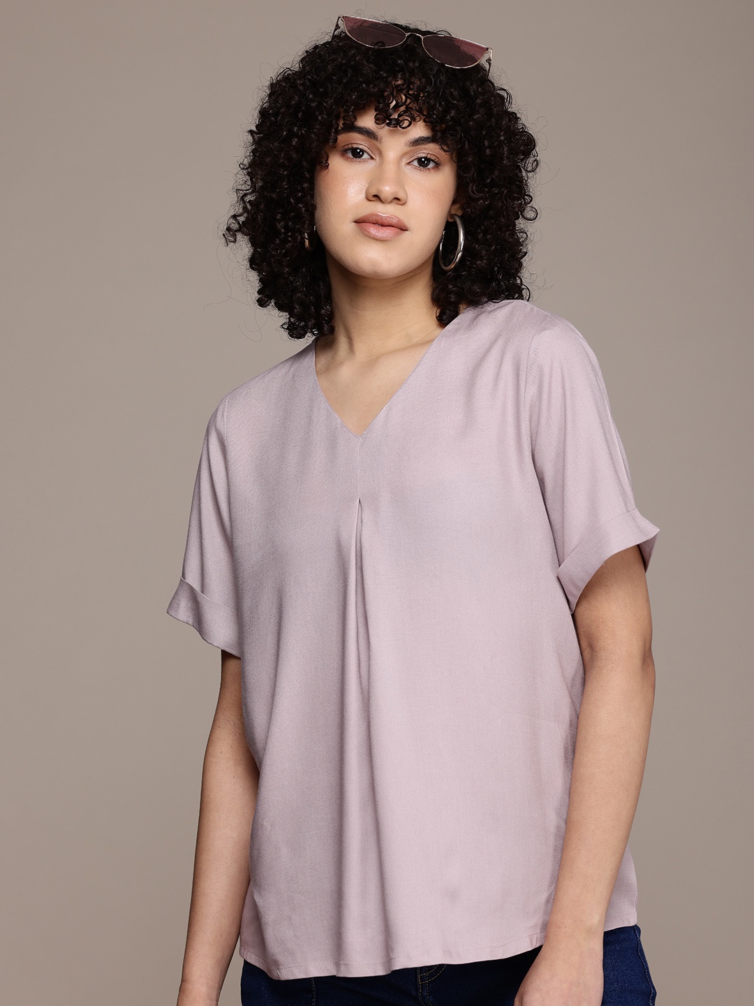 

The Roadster Life Co. Solid V-Neck Regular Top, Mauve