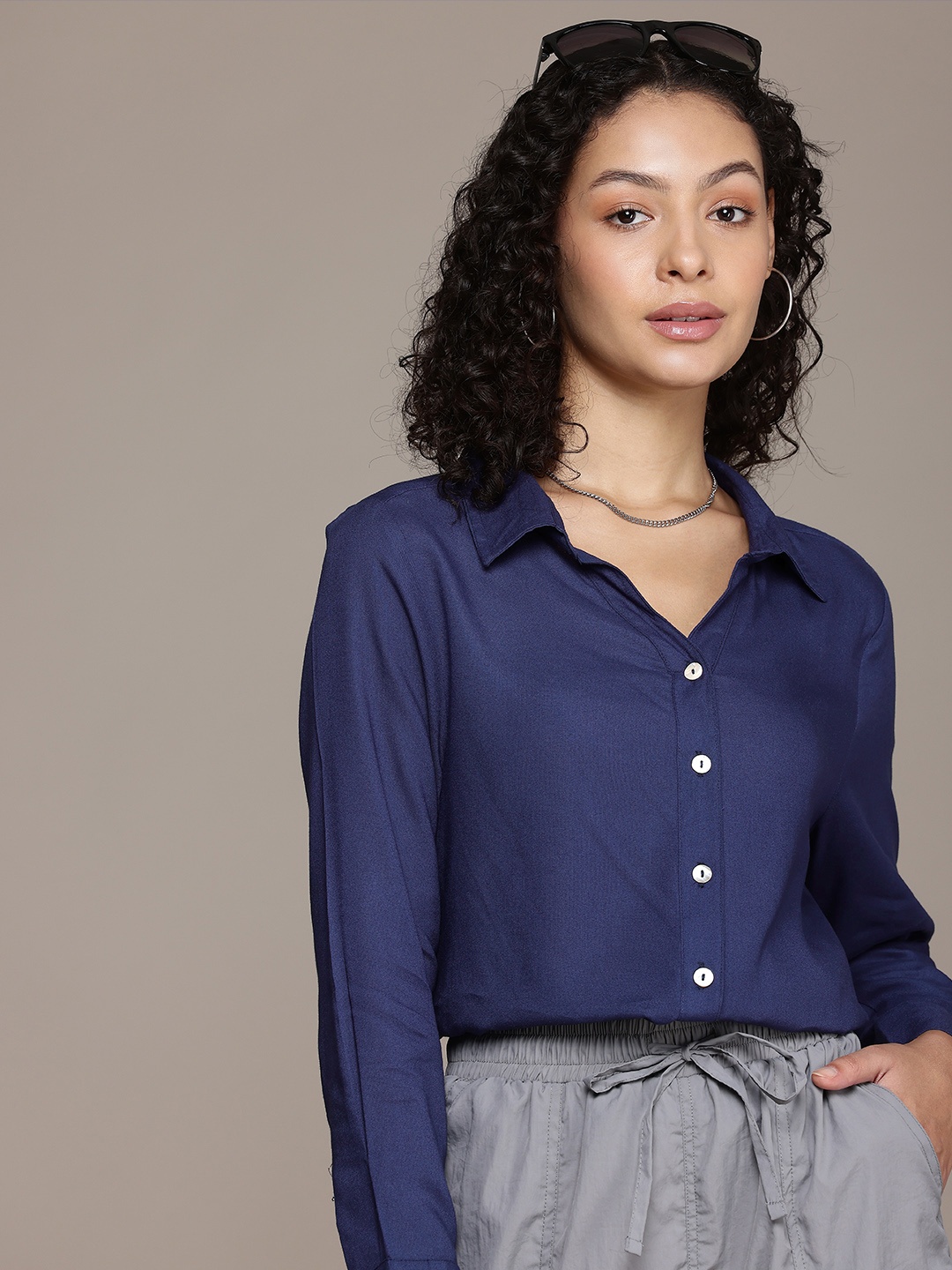 

The Roadster Life Co. Spread Collar Casual Shirt, Navy blue