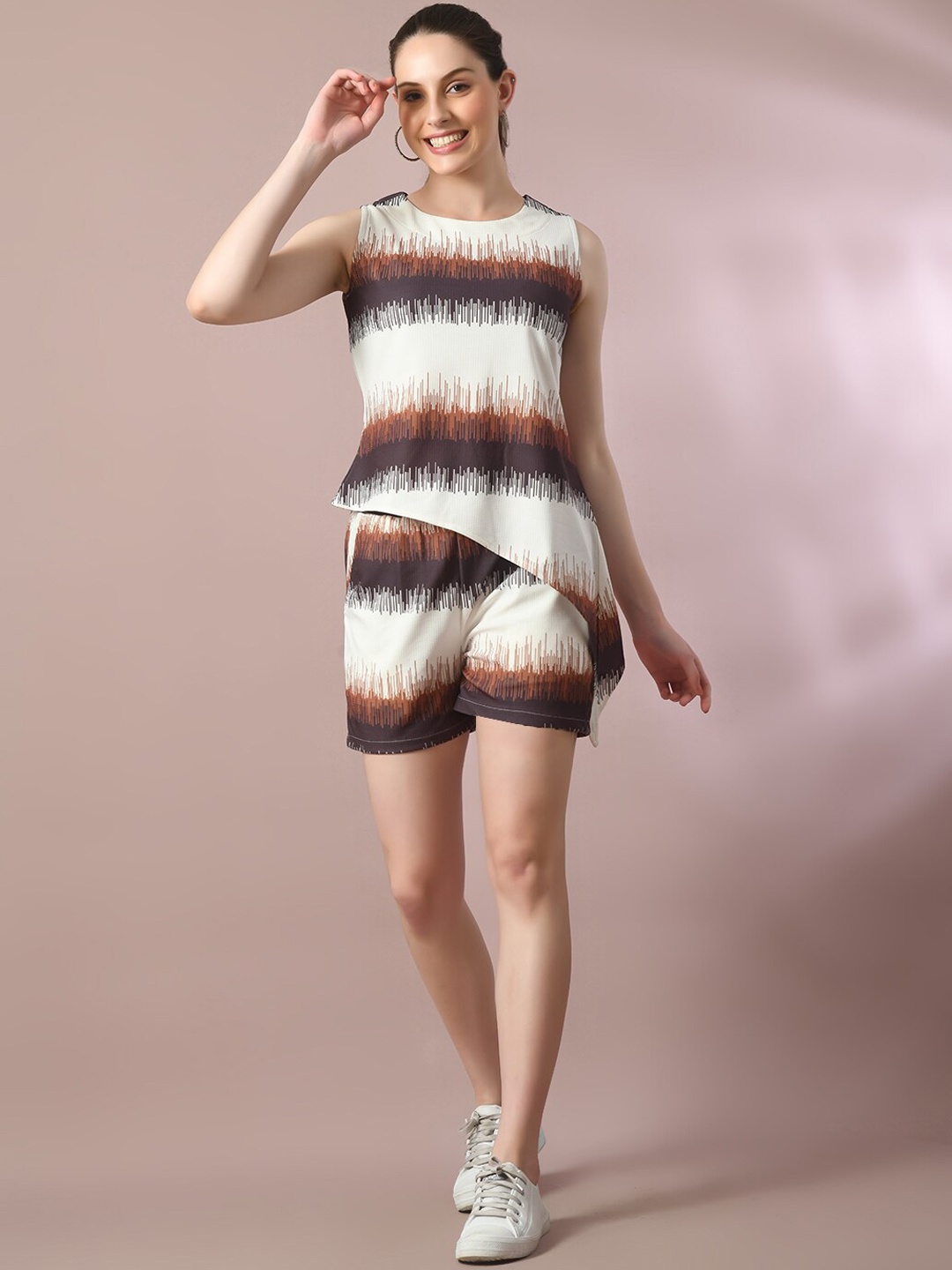 

Myshka Printed Round Neck Embellished Top With Shorts, Brown