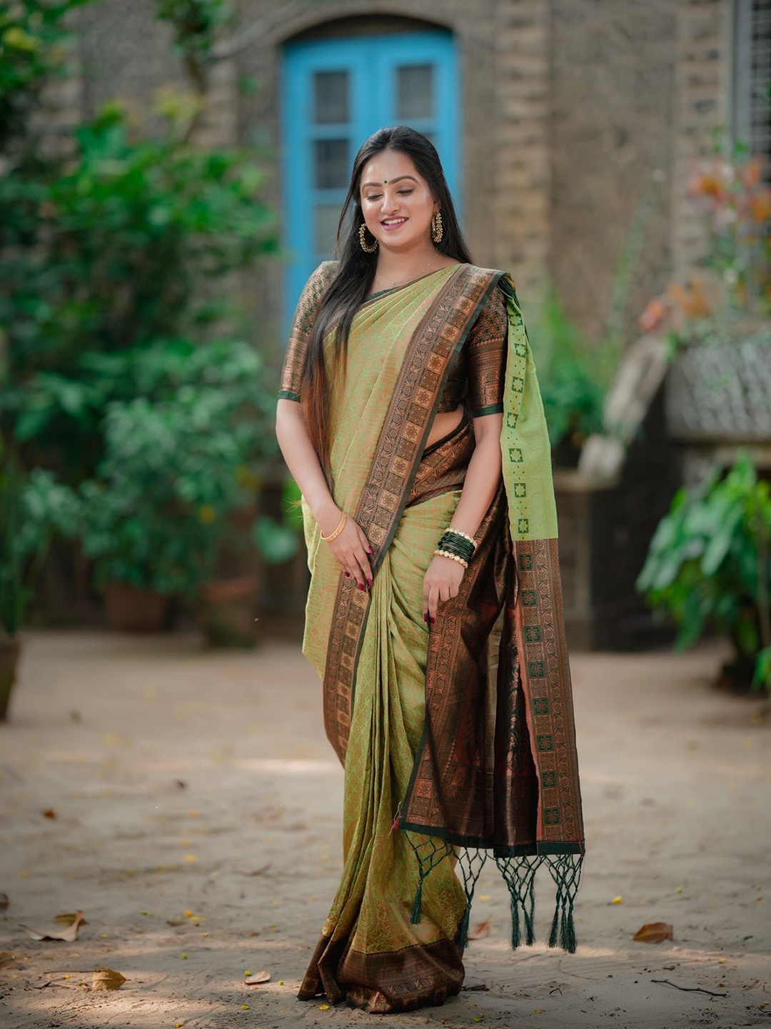 

Glorisa Ethnic Motifs Woven Design Zari Jacquard Pure Silk Banarasi Saree, Green