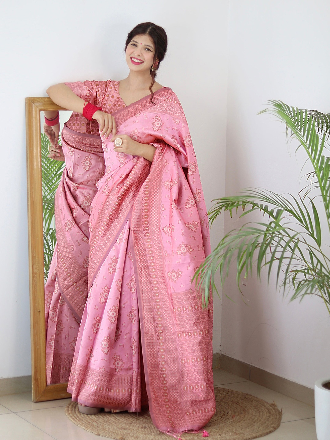 

Glorisa Floral Woven Design Zari Pure Silk Kanjivaram Saree, Pink