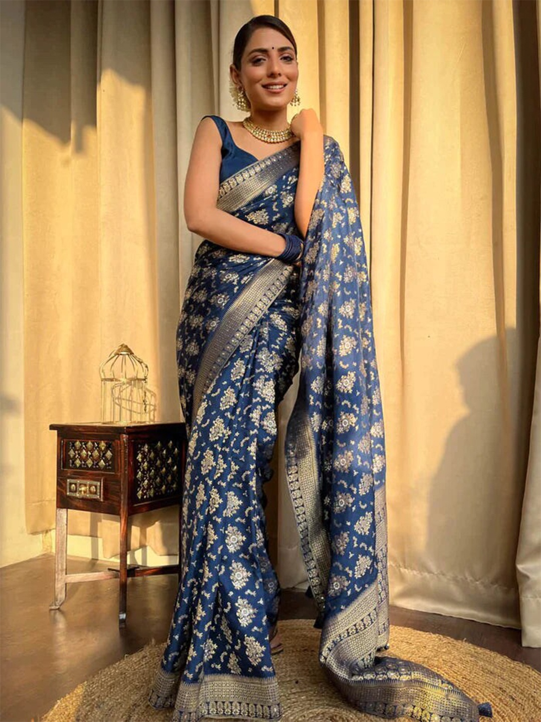 

Glorisa Ethnic Motifs Woven Design Jacquard Zari Pure Silk Kanjeevaram Saree, Navy blue