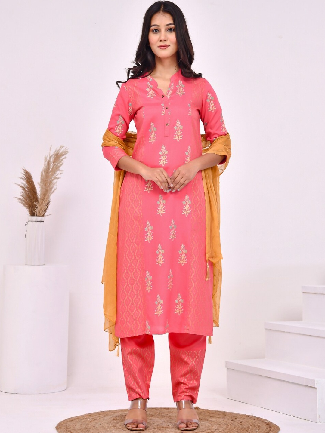 

Aspriya Floral Printed Mandarin Collar Three-Quarter Sleeves Kurta Set, Pink