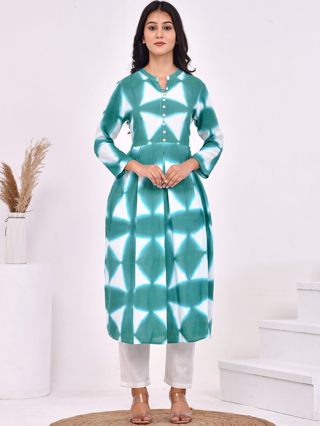 

Aspriya Dyed Mandarin Collar Three-Quarter Sleeves A-Line Kurta with Trousers, Off white