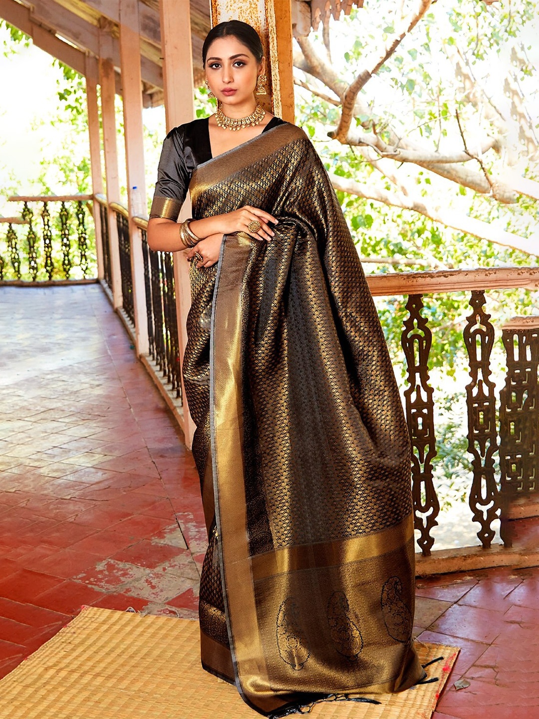 

DEVATITHI Woven Design Zari Kanjeevaram Saree, Black