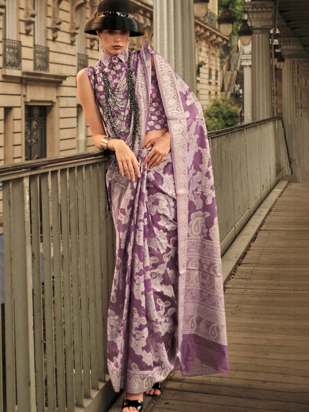 

DEVATITHI Chikankari Woven Design Zari Silk Cotton Saree, Purple