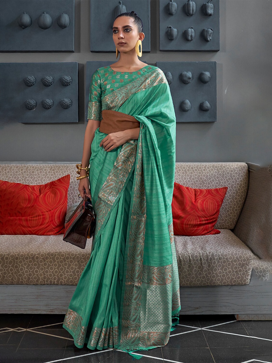 

DEVATITHI Woven Design Zari Saree, Green