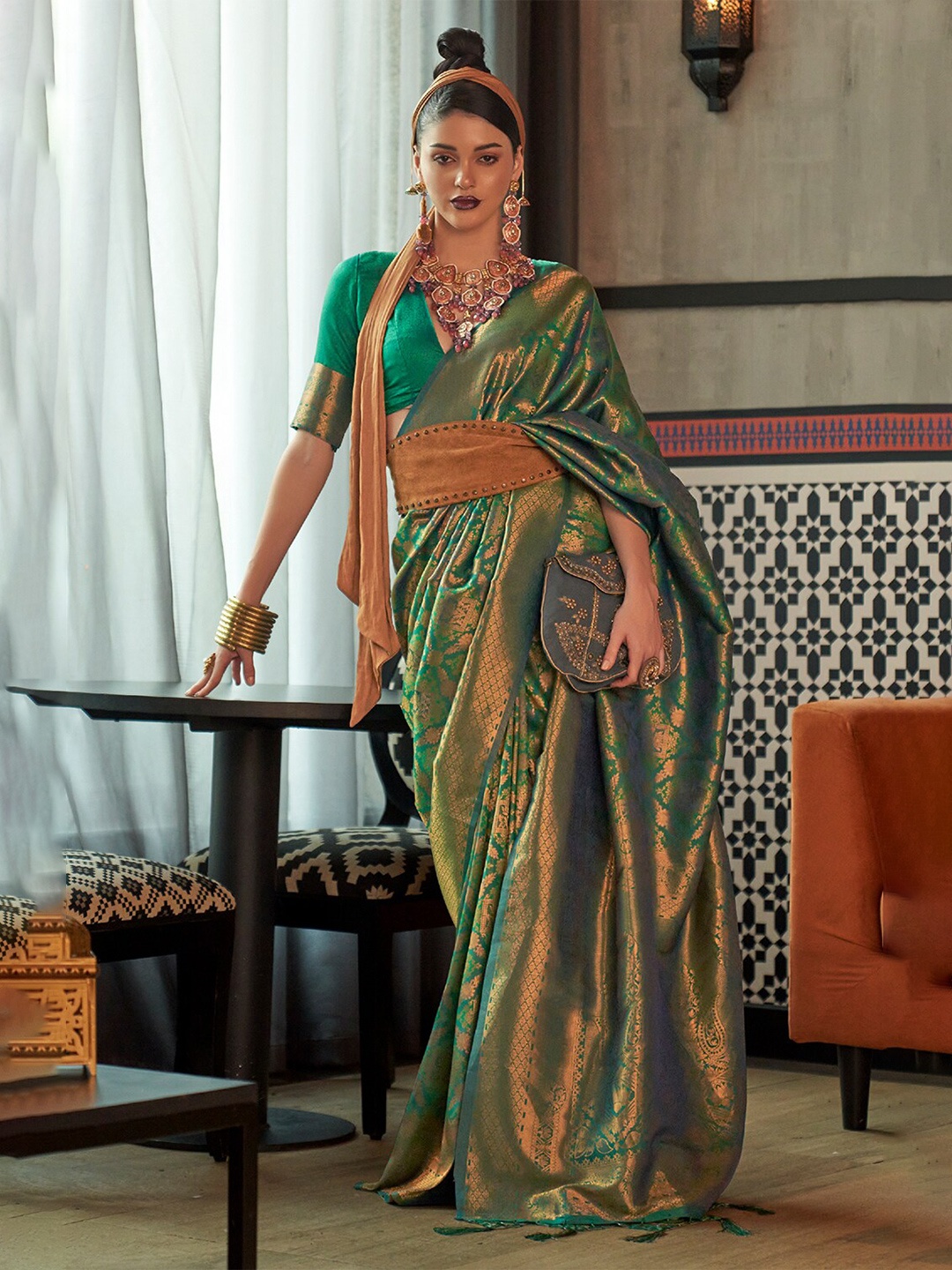 

DEVATITHI Ethnic Motifs Woven Design Zari Kanjeevaram Saree, Green