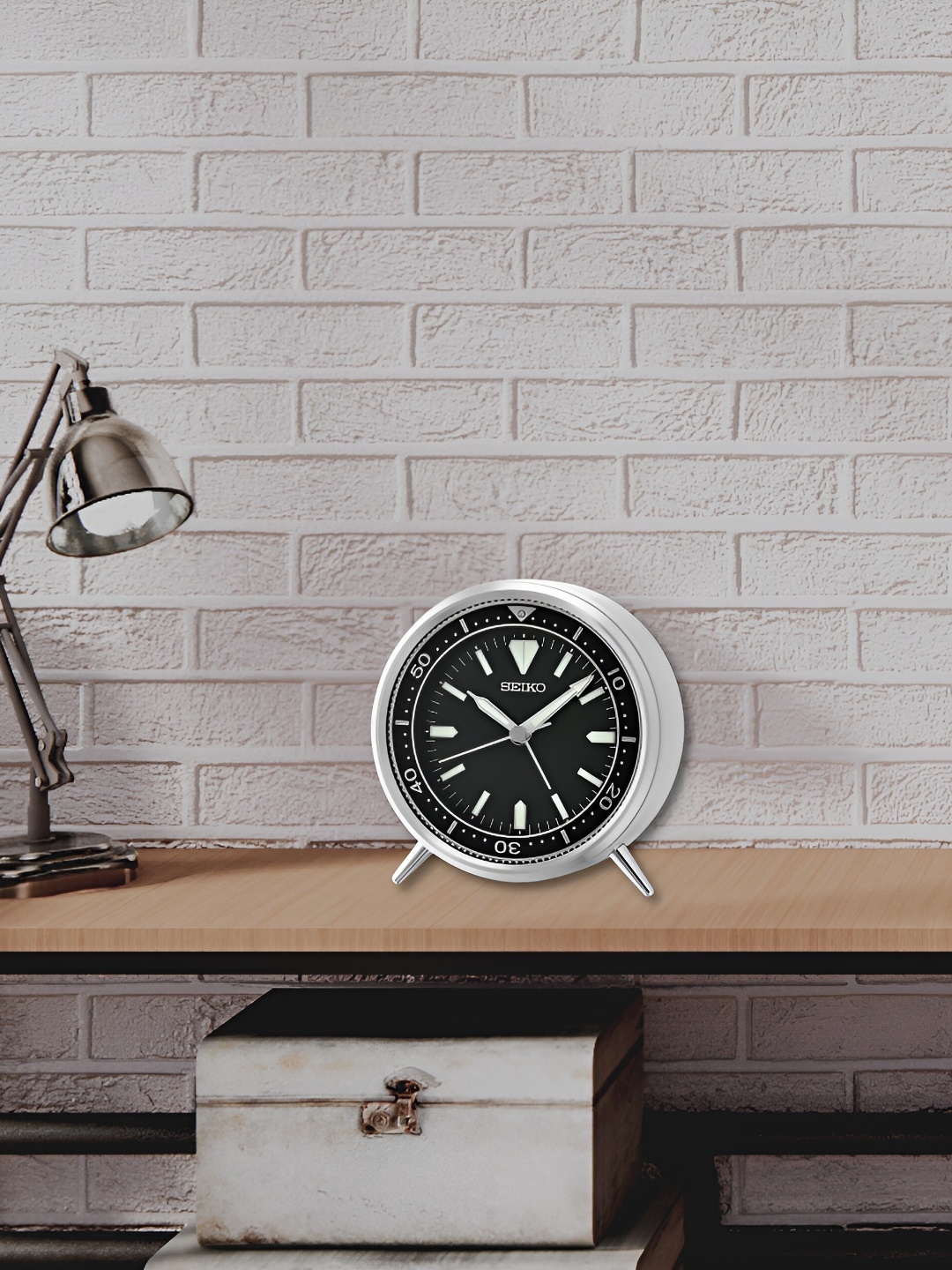 

SEIKO Silver-Toned & Black Traditional Analogue Metal Table Clock