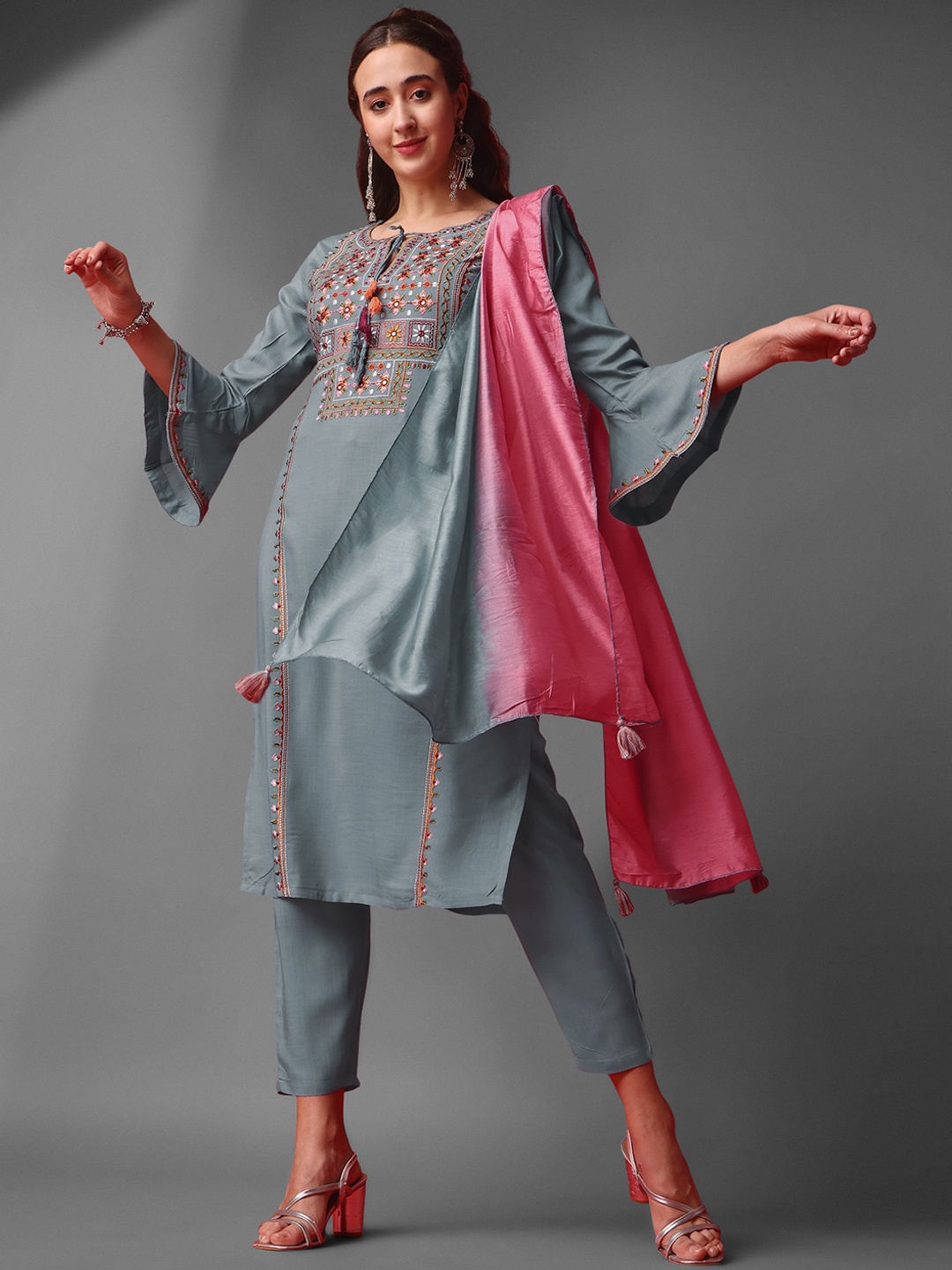

Ekasya Floral Embroidered Round Neck Thread Work Straight Kurta with Trousers & Dupatta, Grey