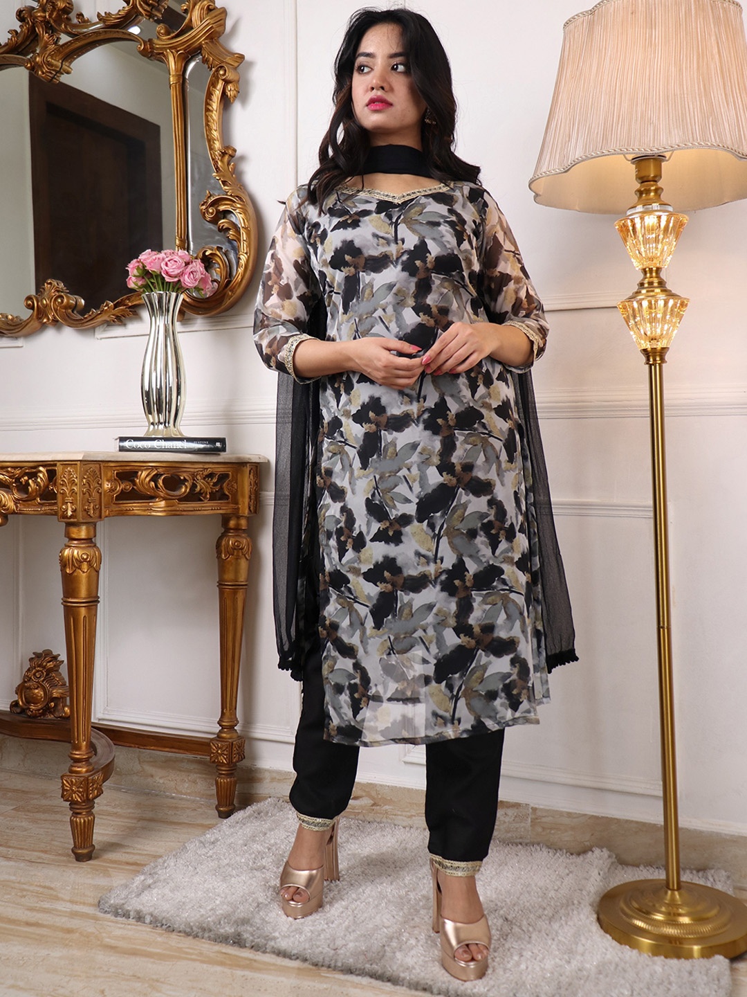 

KALINI Floral Printed Round Neck Three-Quarter Sleeves Kurta Set, Black