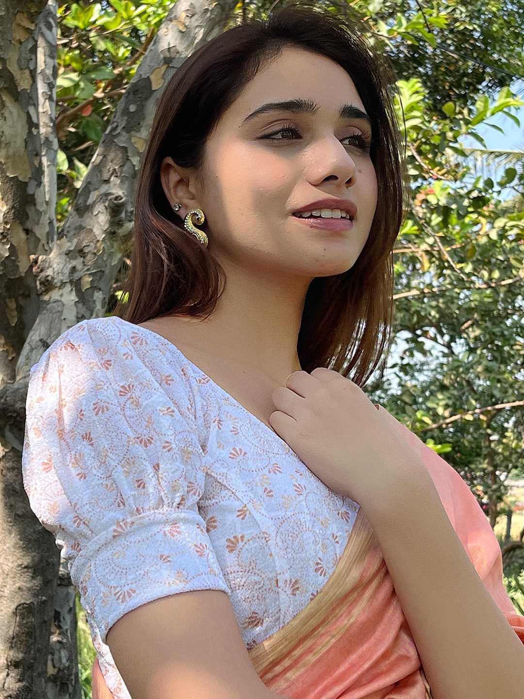 

Bindigasm's Advi Floral Printed Stretchable Saree Blouse, White