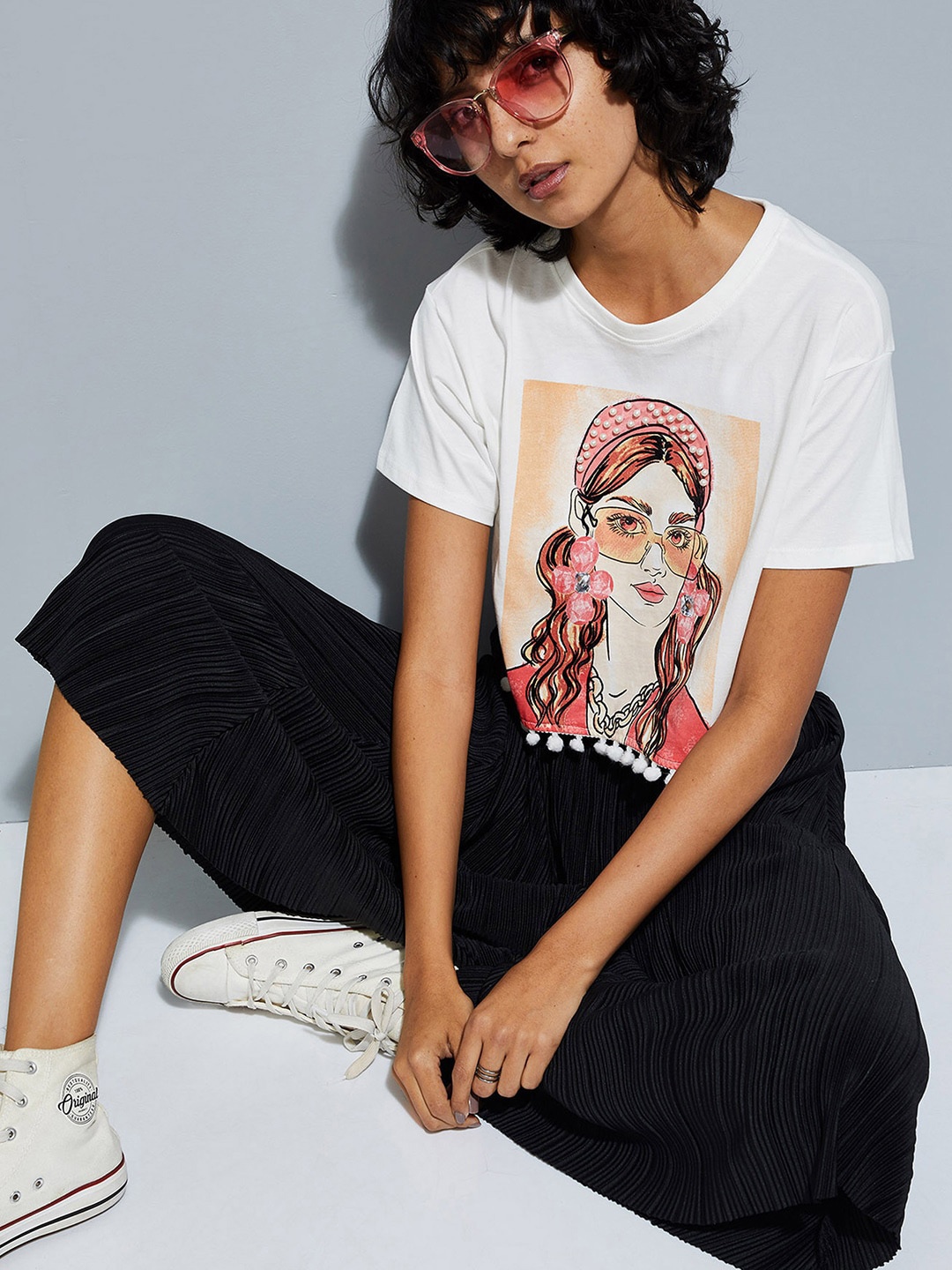 

max URB_N Women Printed V-Neck Extended Sleeves T-shirt, White