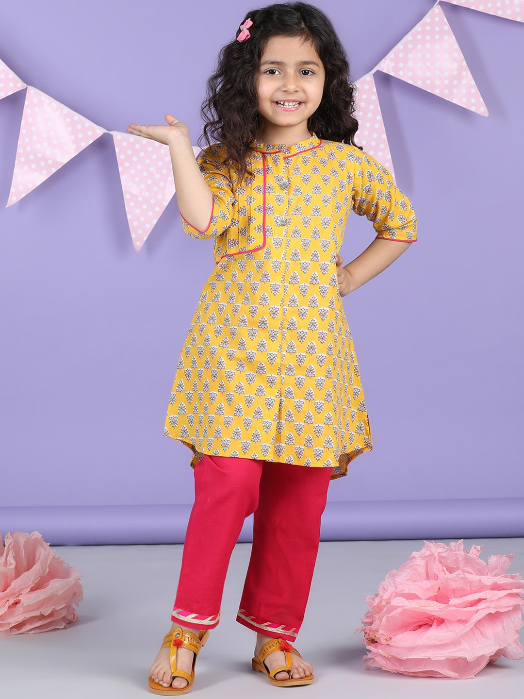 

Sangria Girls Floral Printed Pure Cotton A-Line Kurta With Trousers, Yellow