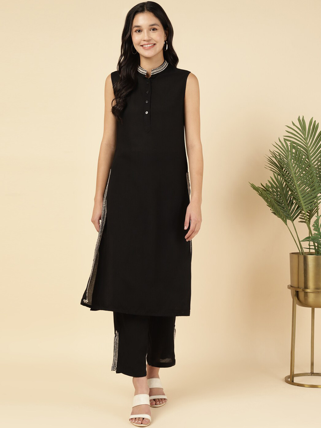 

DEEBACO Mandarin Collar Straight Kurta With Trouser Set, Black