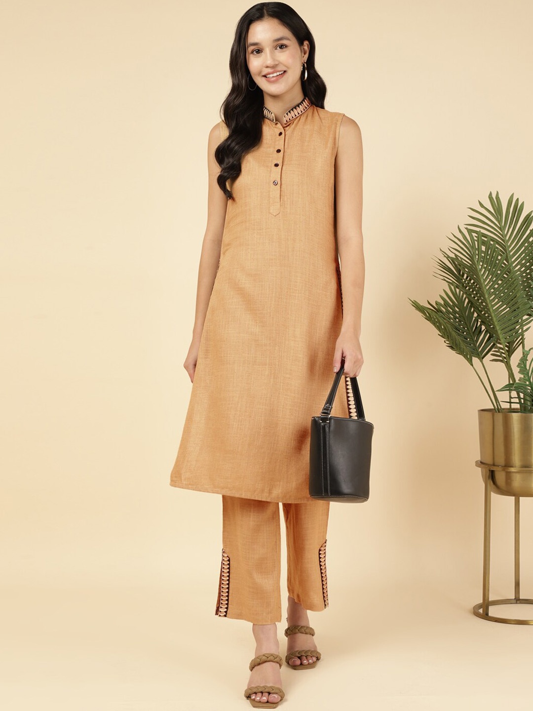 

DEEBACO Mandarin Collar Straight Kurta With Trouser Set, Tan