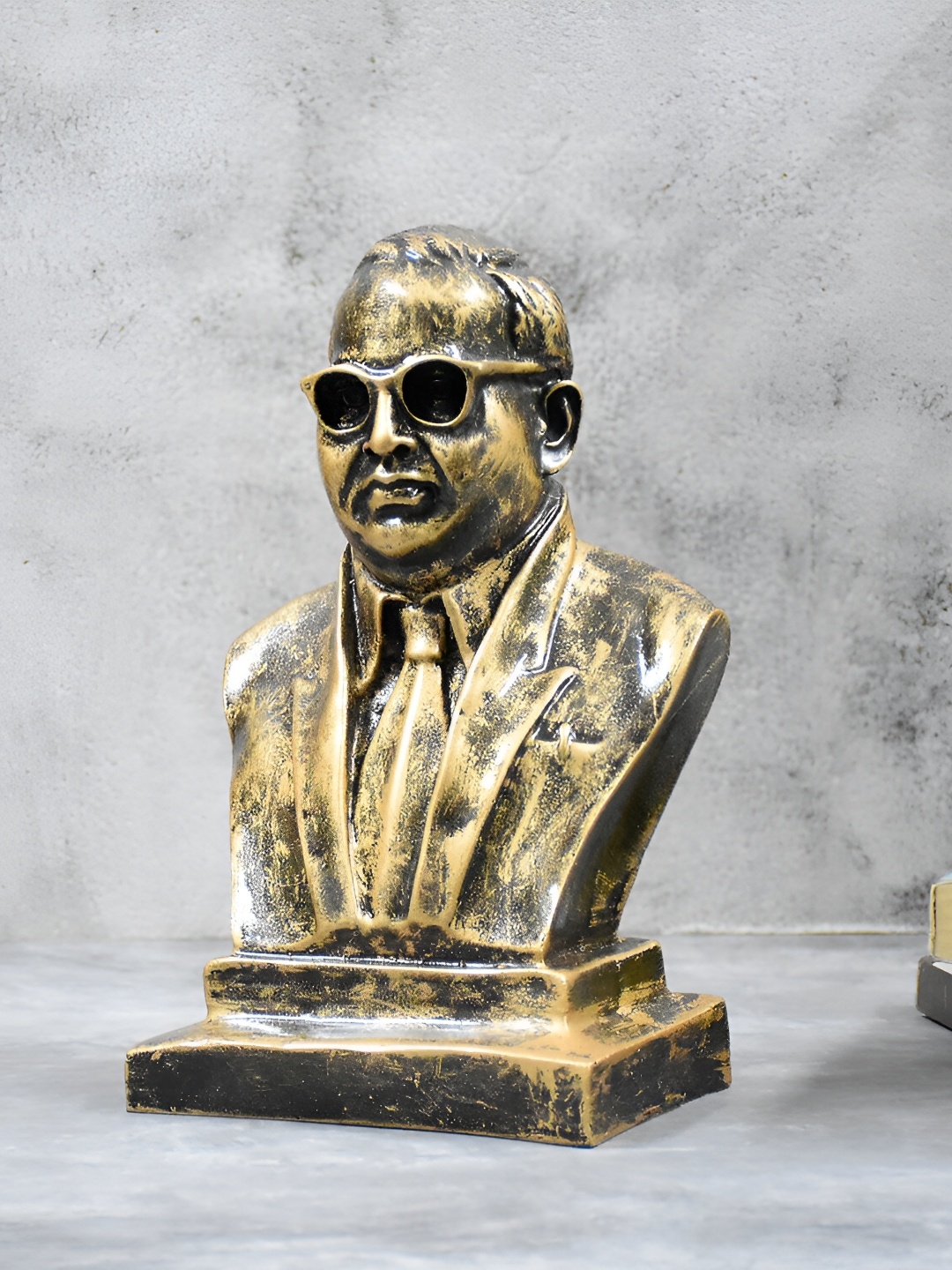 

Vikarafty Bronze-Toned Figurine Showpiece