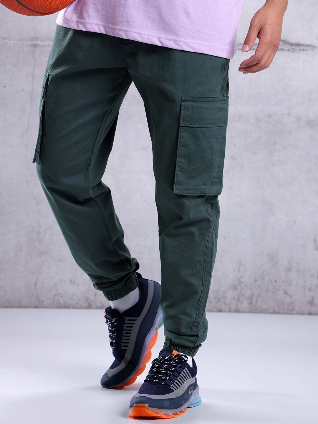 

Beyoung Men Relaxed Tapered Fit Low-Rise Easy Wash Cargos Trousers, Blue