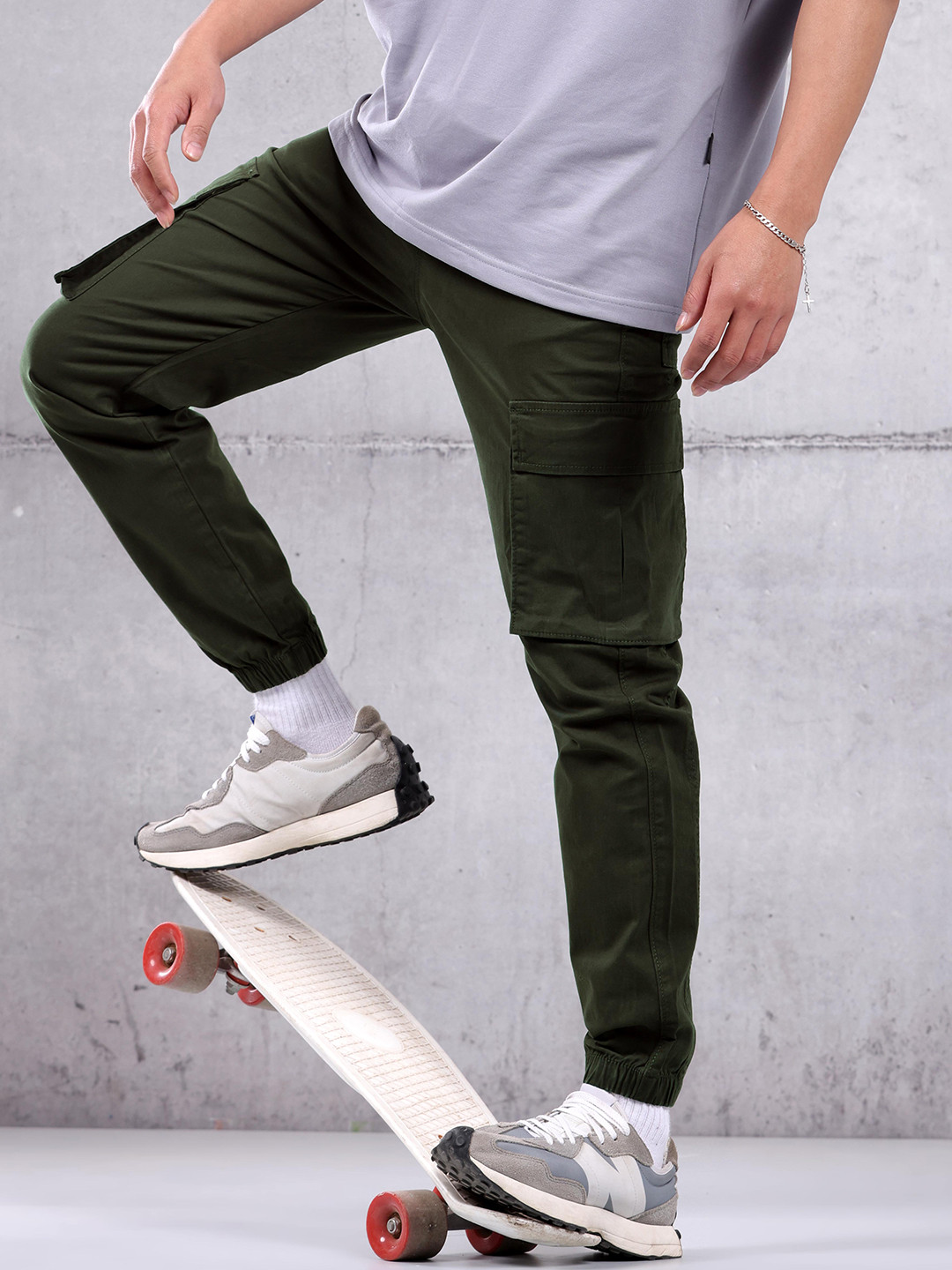 

Beyoung Men Relaxed Tapered Fit Low-Rise Easy Wash Cargos Trousers, Green