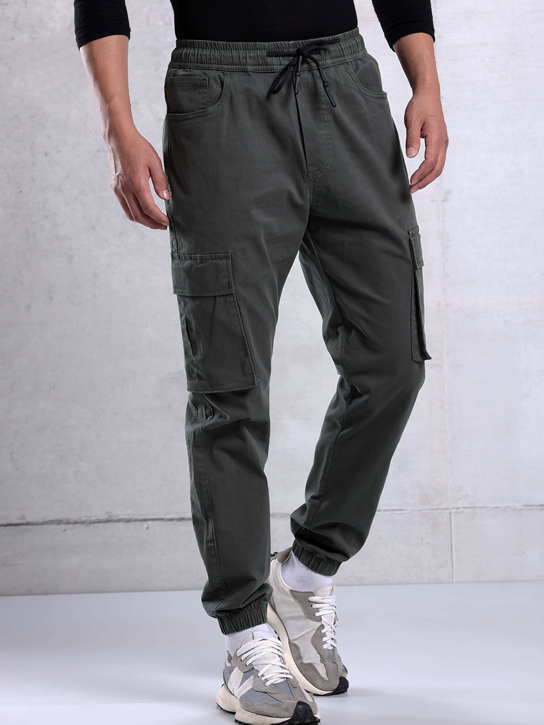 

Beyoung Men Relaxed Tapered Fit Low-Rise Easy Wash Cargos Trousers, Grey