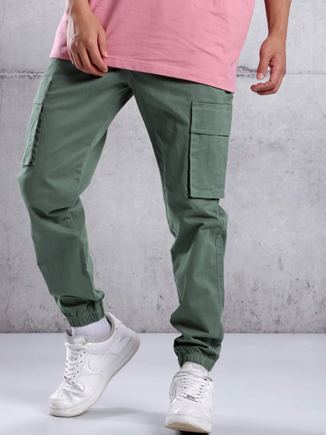 

Beyoung Men Relaxed Tapered Fit Low-Rise Easy Wash Joggers Trousers, Green