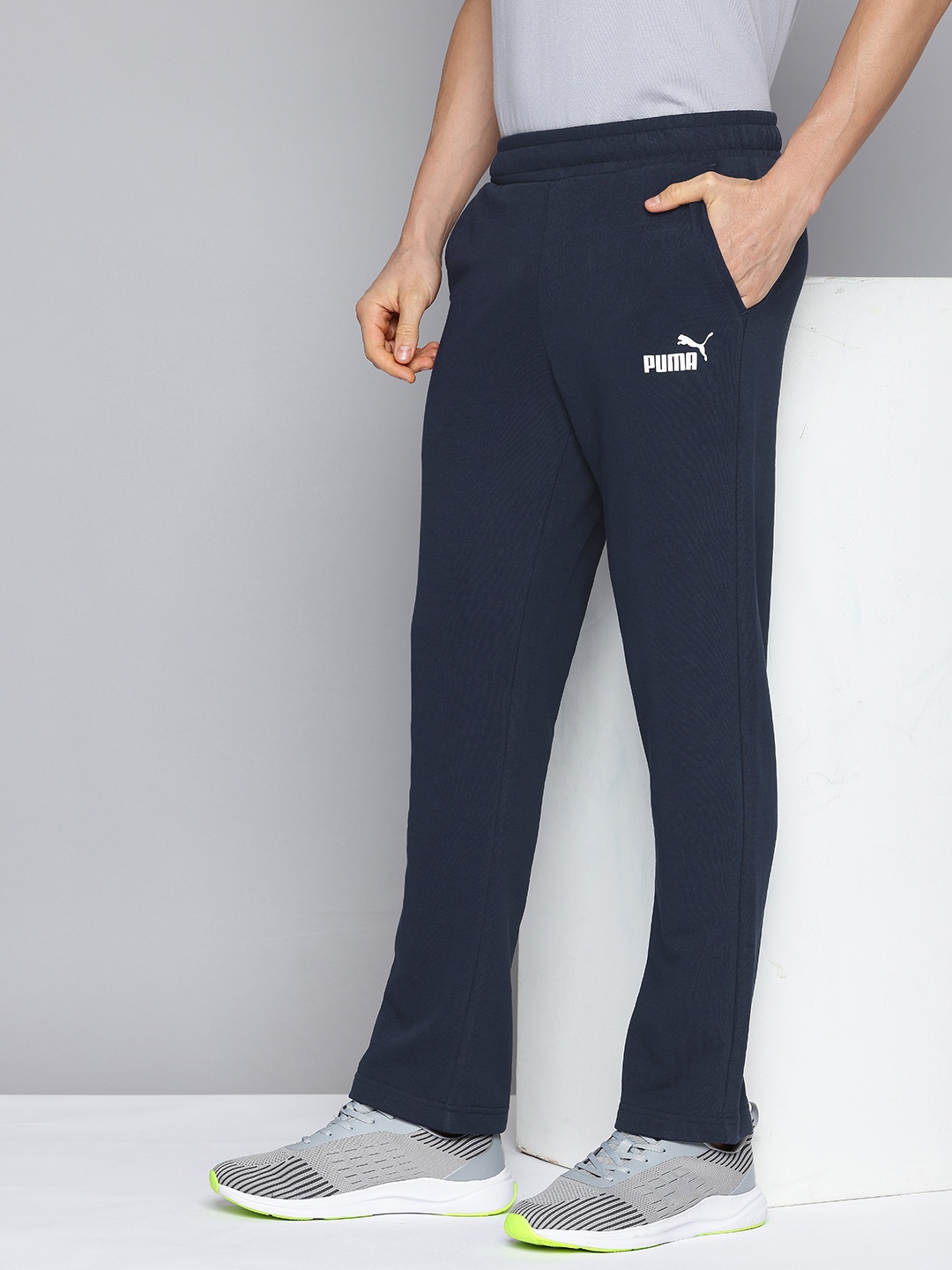 

Puma Logo Men Outdoor Regular Track Pants, Navy blue