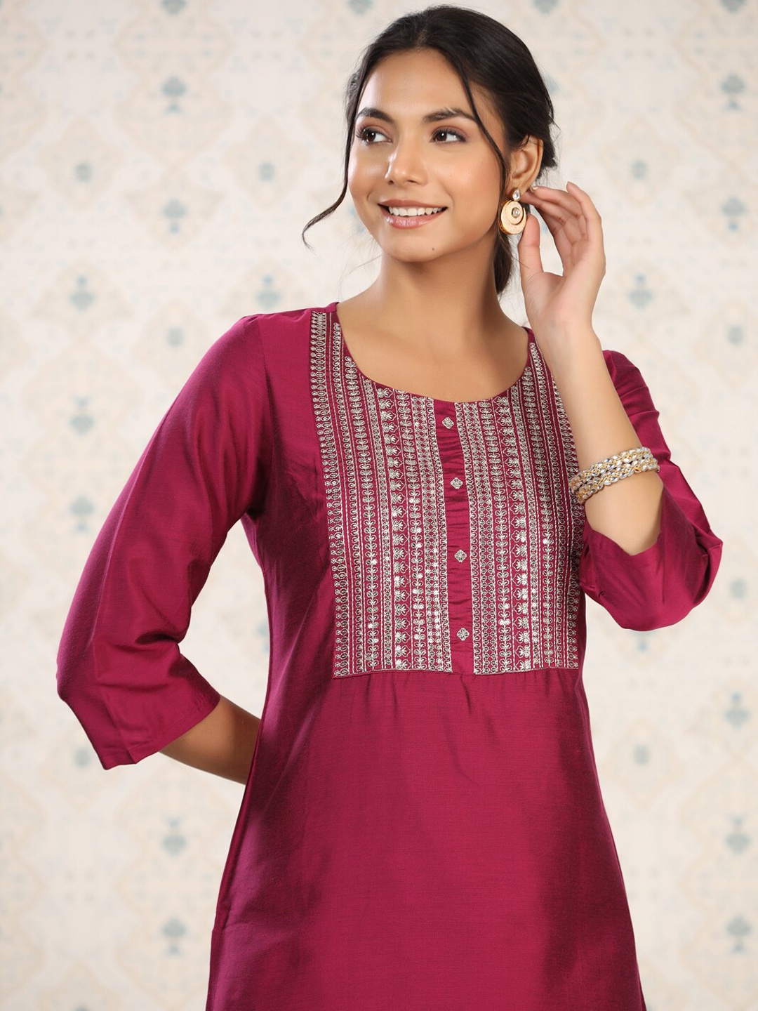 

Ode by House of Pataudi Women Floral Printed Thread Work Kurta, Magenta