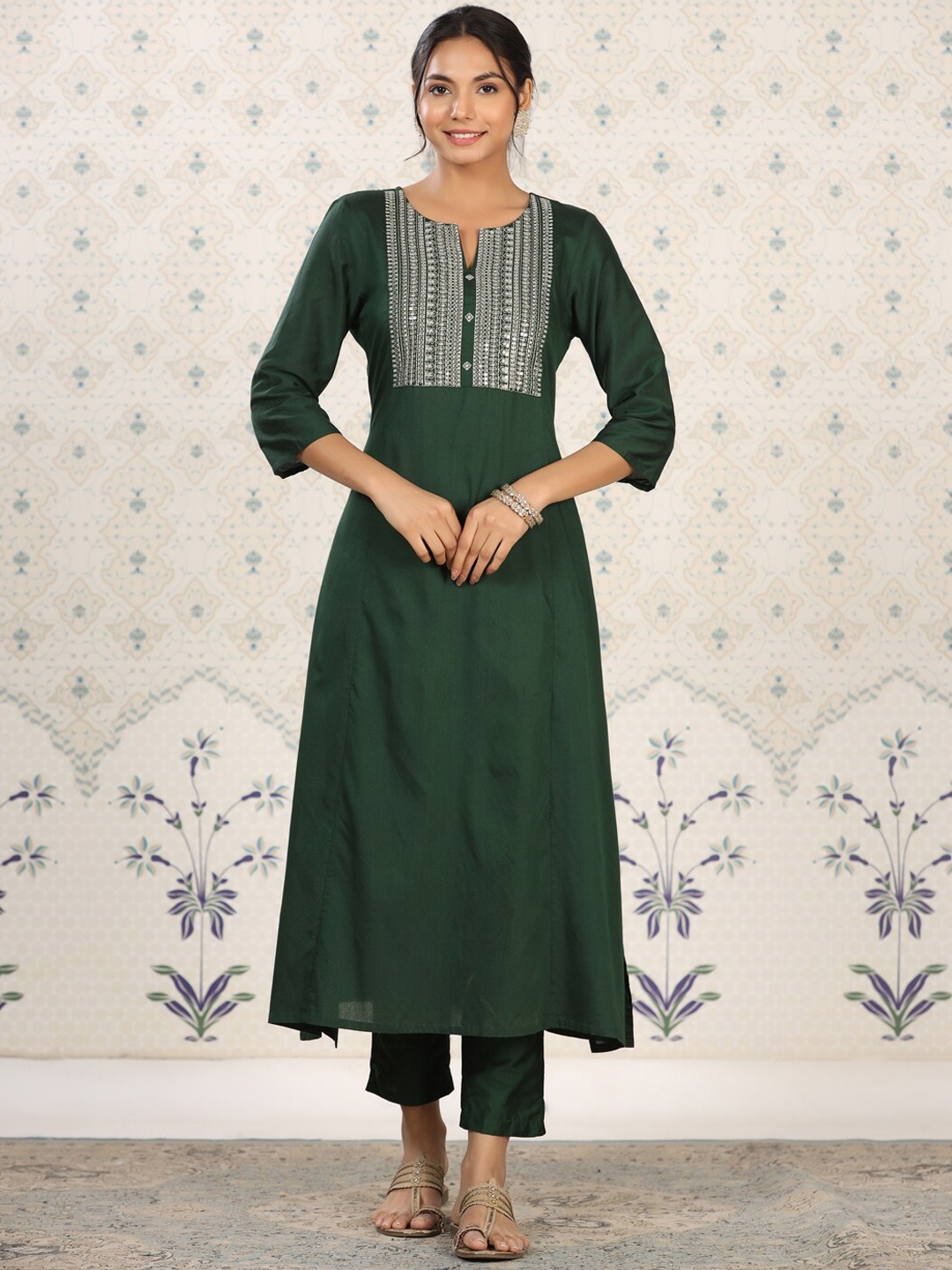 

Ode by House of Pataudi Round Neck Thread Work Kurta, Green
