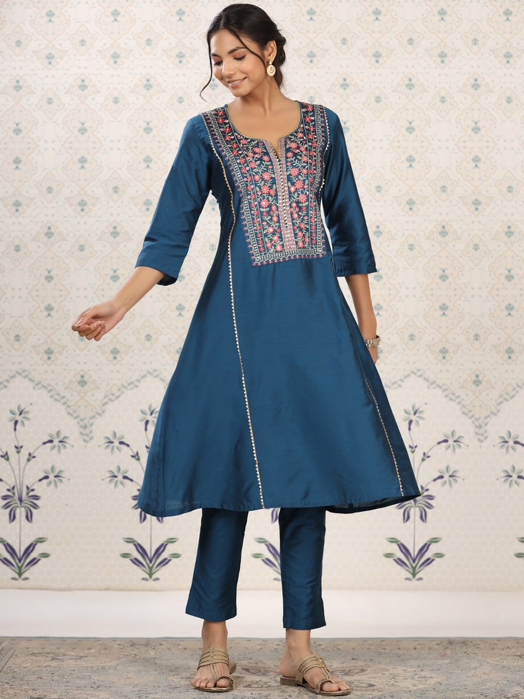 

Ode by House of Pataudi Women Yoke Design Thread Work Kurta, Blue