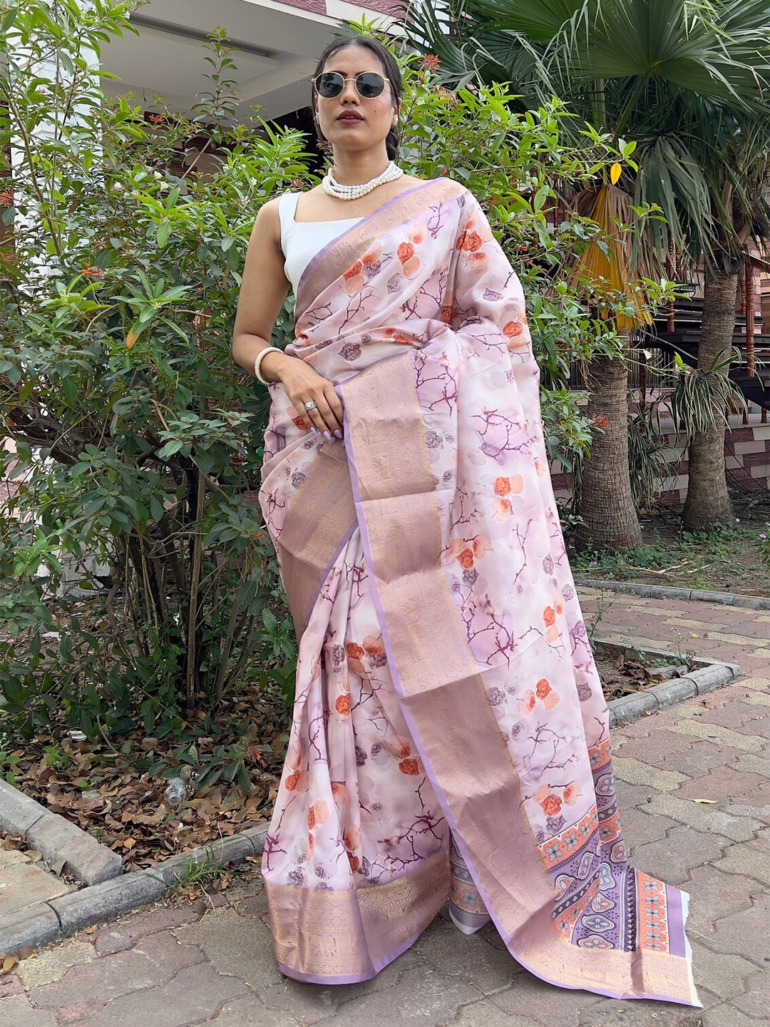 

Reeta Fashion Floral Printed Zari Saree, Lavender