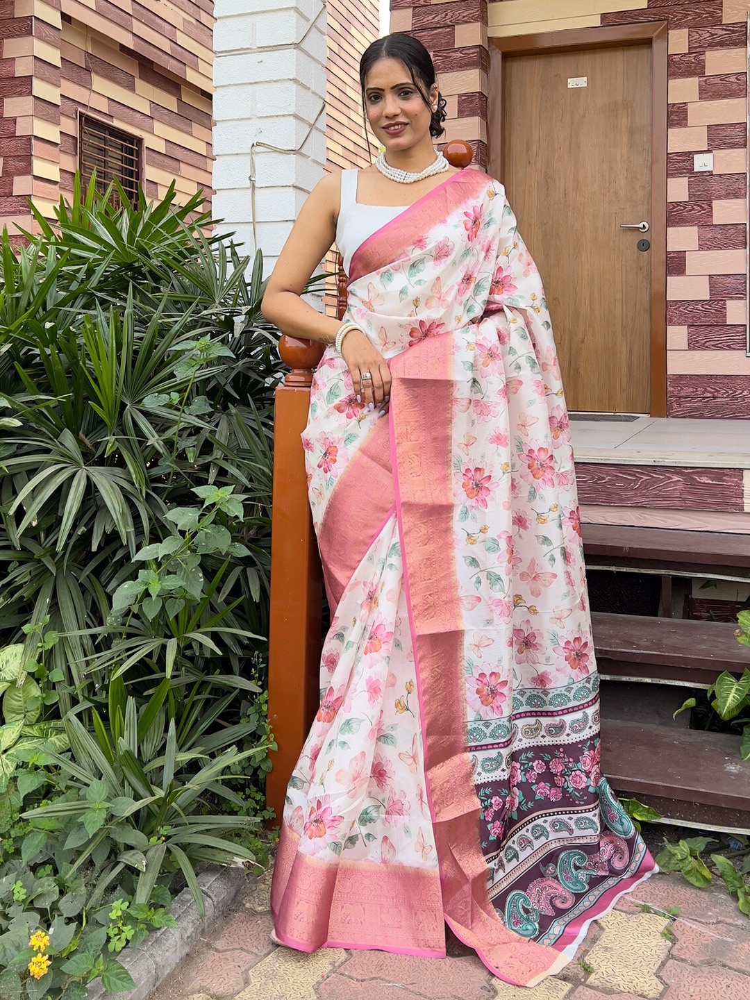 

Reeta Fashion Floral Printed Zari Silk Blend Saree, Pink